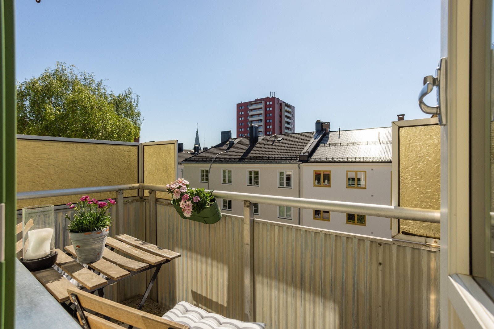 Fra stuen har du utgang til en solrik sydvestvendt balkong. Galleribilde