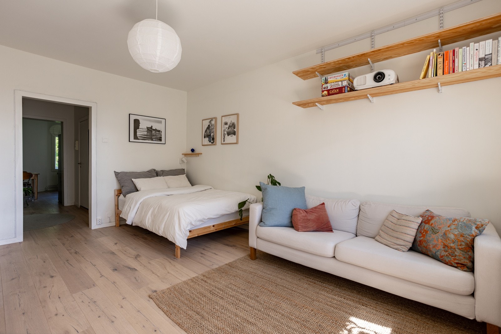 Stuen er romslig med god plass til både sofa med salongbord, mediemøblement, seng og kontorpult. Galleribilde