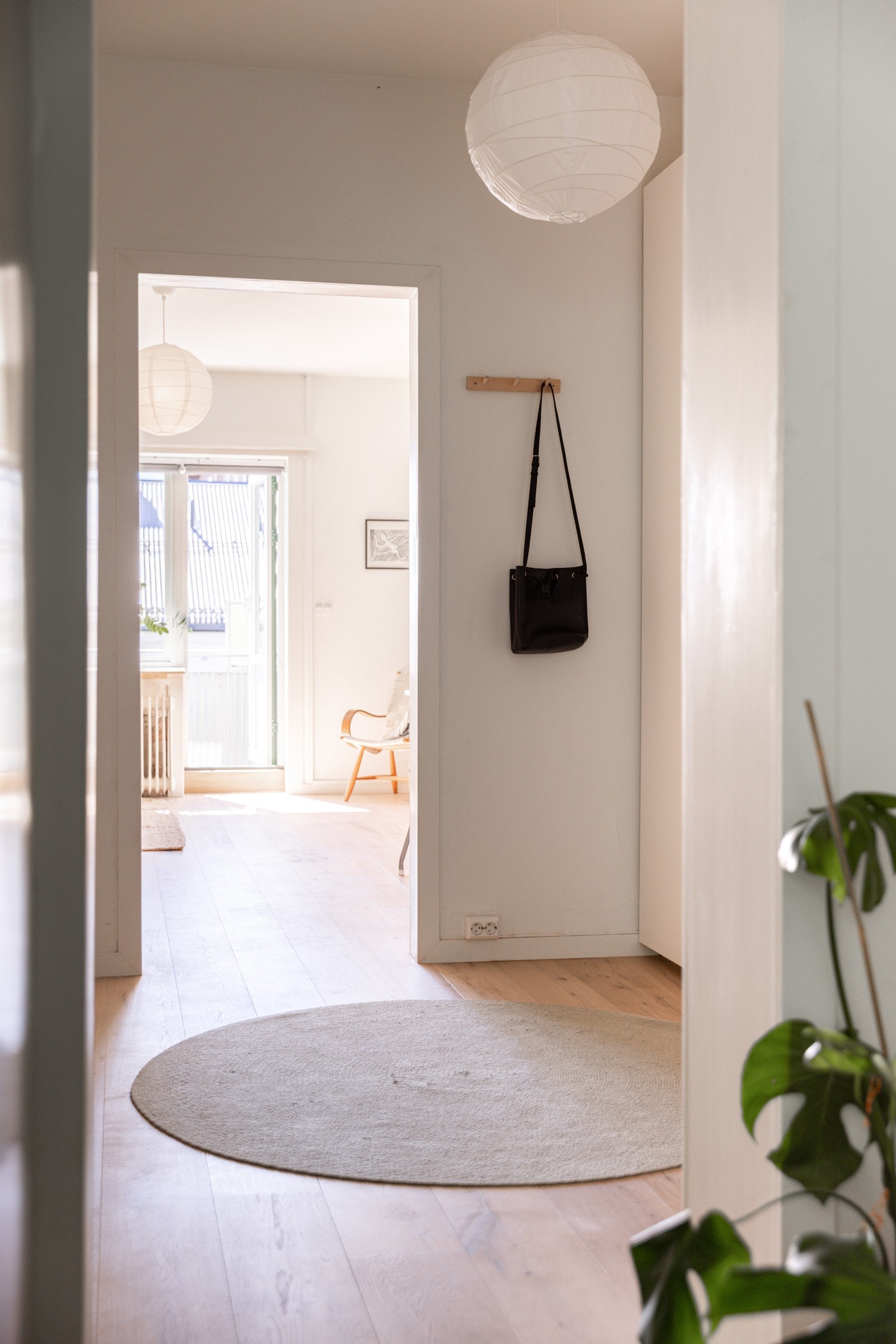 Entréen har lys enstavs parkett fra 2022 på gulv og lysmalte overflater. Galleribilde