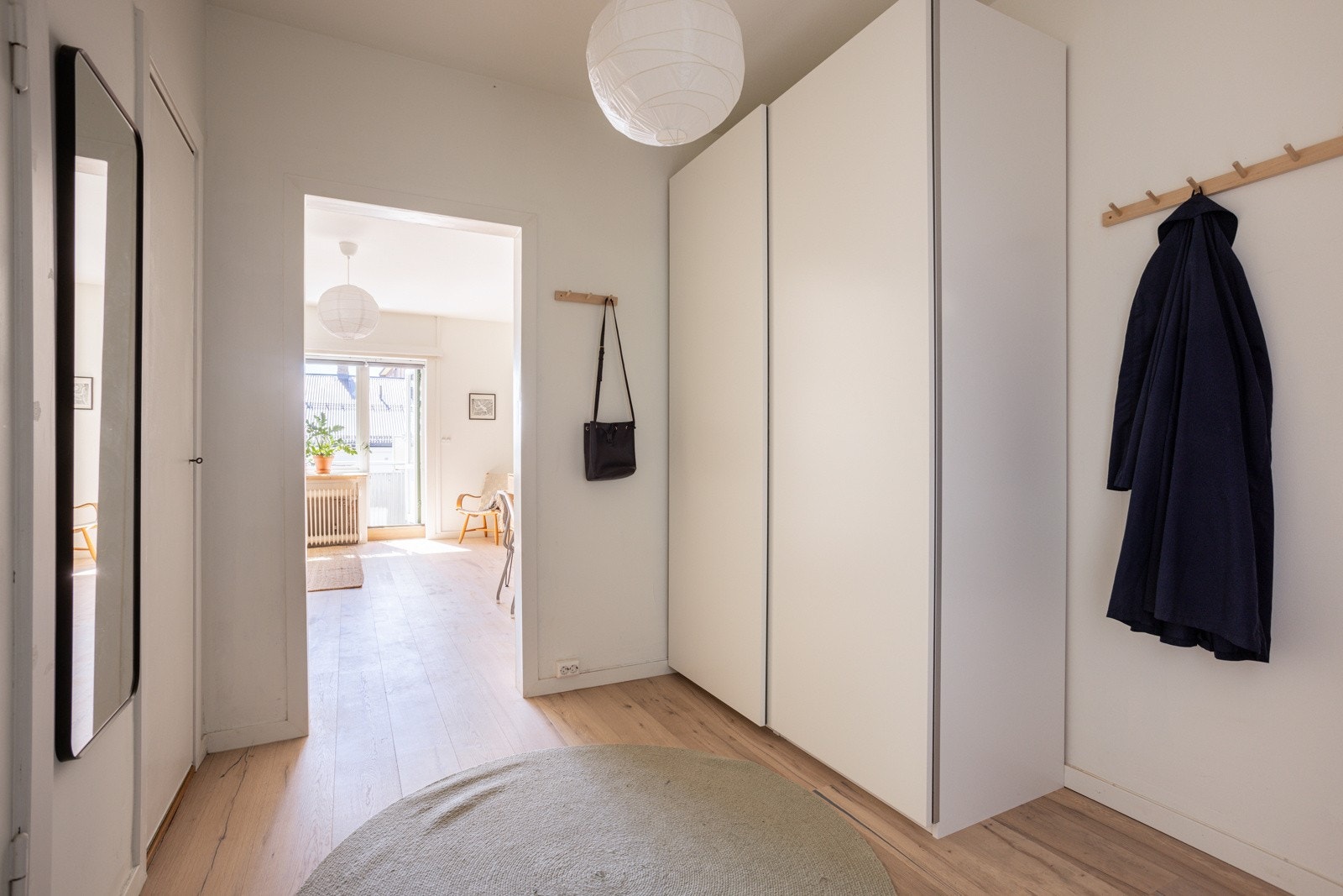I entréen er det god oppbevaringsplass i stor skyvedørsgarderobe, samt i romslig innebygd kott. Galleribilde