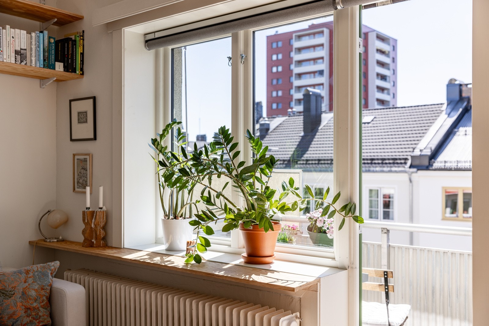 Store vindusflater sørger for rikelig med naturlig lys, samtidig som det er lite innsyn. Galleribilde