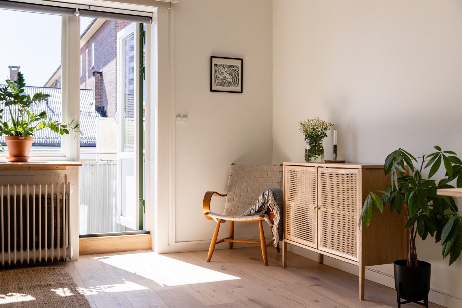 Leiligheten holdes god og lun på vinterstid med fjernvarme til radiatorer. Både oppvarming med fjernvarme, varmtvann og bredbånd fra Telia er inkludert i felleskostnadene. Galleribilde