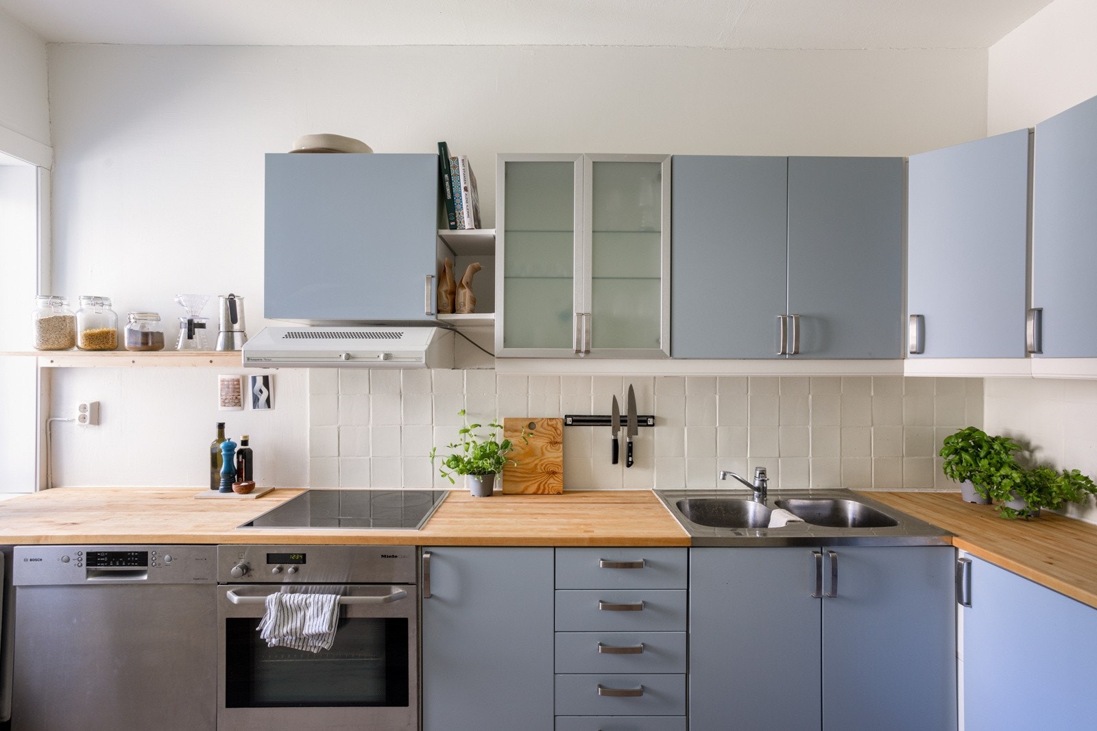 Innredningen har glatte fronter og heltre benkeplate med nedfelt oppvaskkum. Praktisk med lyse fliser i benkeryggen og belysning under overskapene. Galleribilde