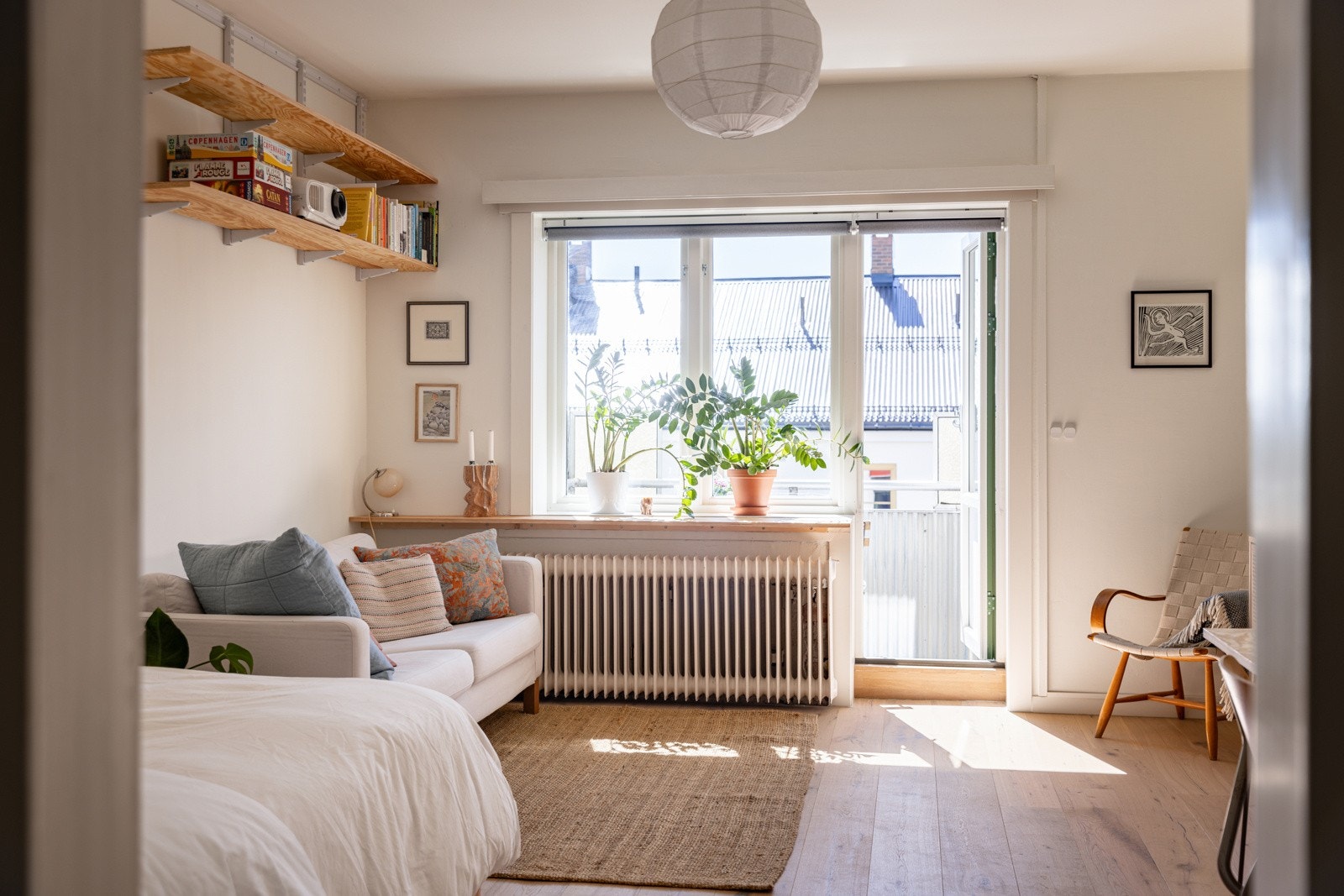 Leiligheten har en god intern beliggenhet i byggets toppetasje (3. etasje) har en gjennomgående planløsning med en romslig stue og separat kjøkken mot den frodige bakgården. Galleribilde