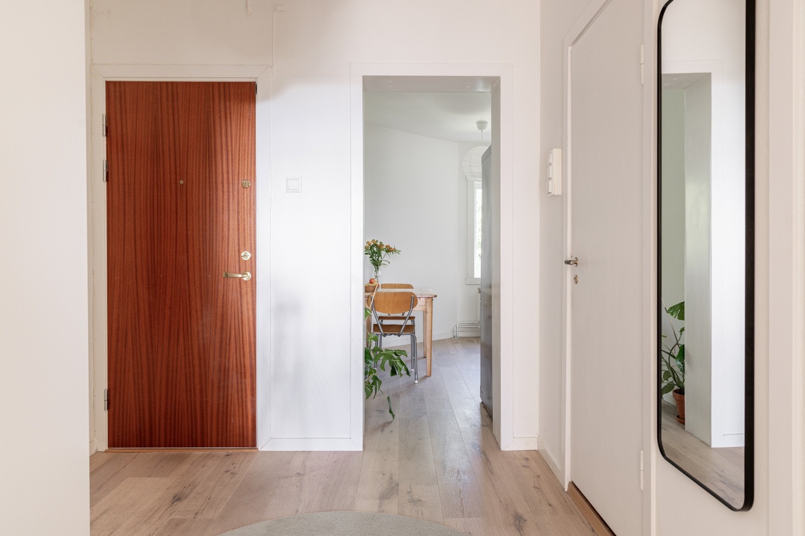 Du ønskes velkommen inn i en lys og praktisk entré av god størrelse. Galleribilde