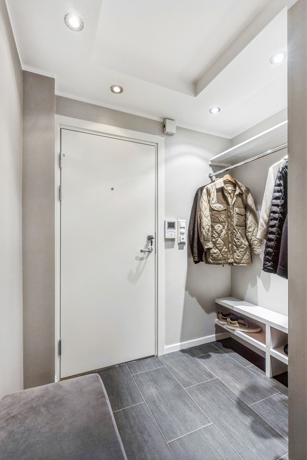 Gangen har god plass til å henge fra seg yttertøy og har downlights i taket og varme i gulvet. Galleribilde