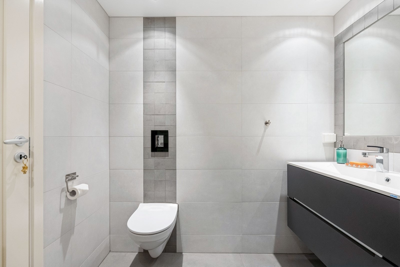 Badet er fra 2013 og fått TG1. Membran er synlig og plastsluk på badet. Se tiltstandsrapport. Galleribilde