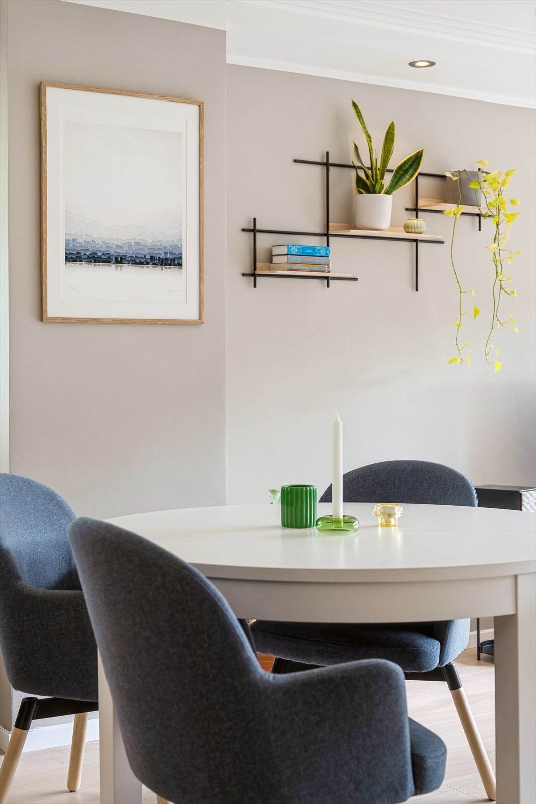 Det er god plass til en sosial spisegruppe som kan dekkes på til mange venner og kjente. Mulighet for peis i stuen. Galleribilde