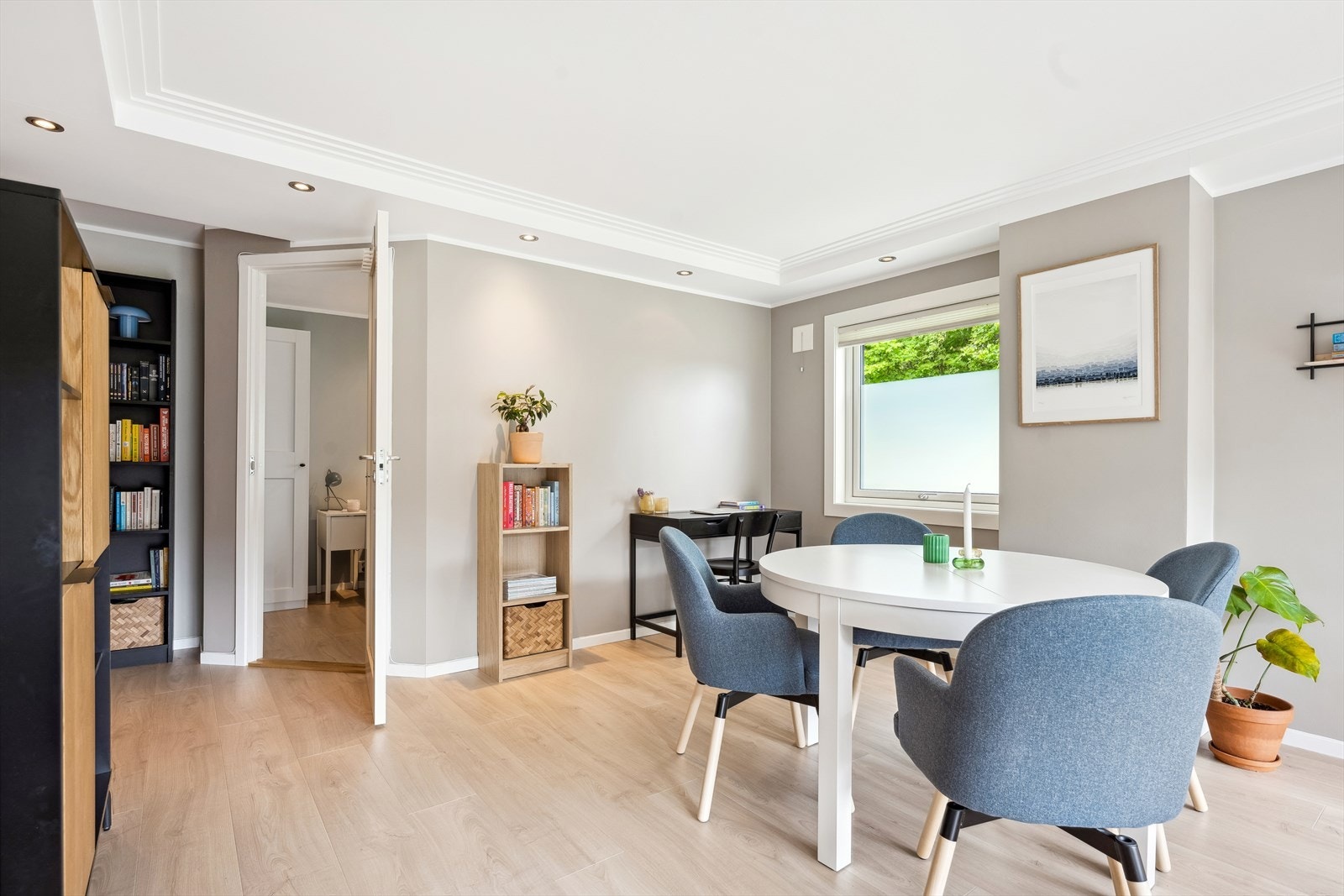 Leiligheten har endevindu og fremstår svært lys og delikat innredet med moderne og lekre farger. Galleribilde