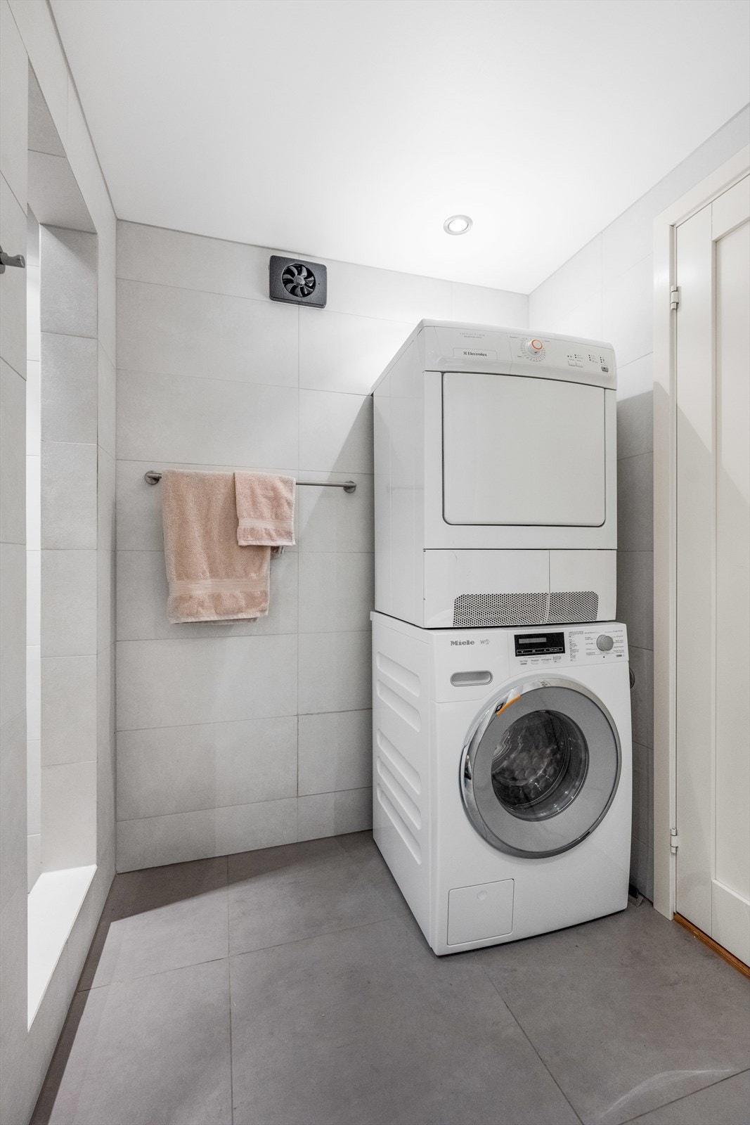 Badet har opplegg til vaskemaskin og tørketrommel. Badet har fått TG1 Galleribilde