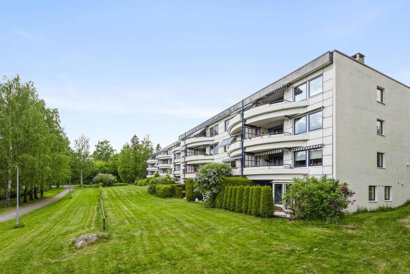 Leiligheten ligger fint til i underetasjen på enden. Grønt, flott uteområde. Galleribilde