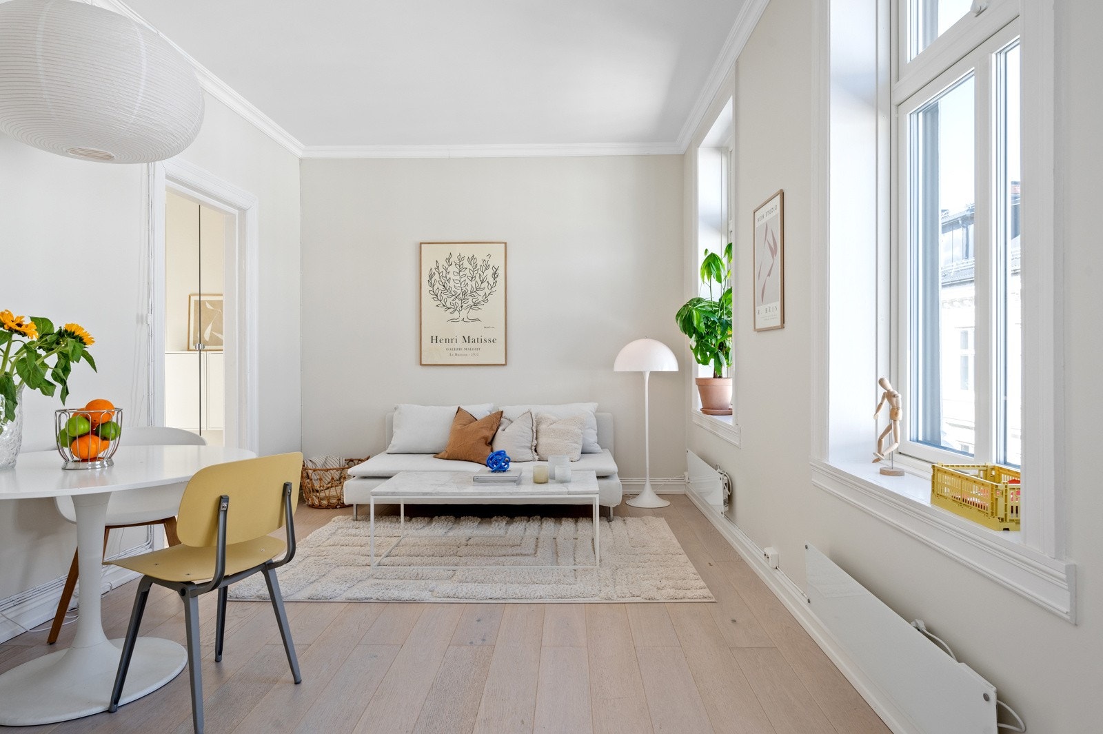 Store deler av leiligheten er pusset opp i senere tid og fremstår med pen standard. Galleribilde