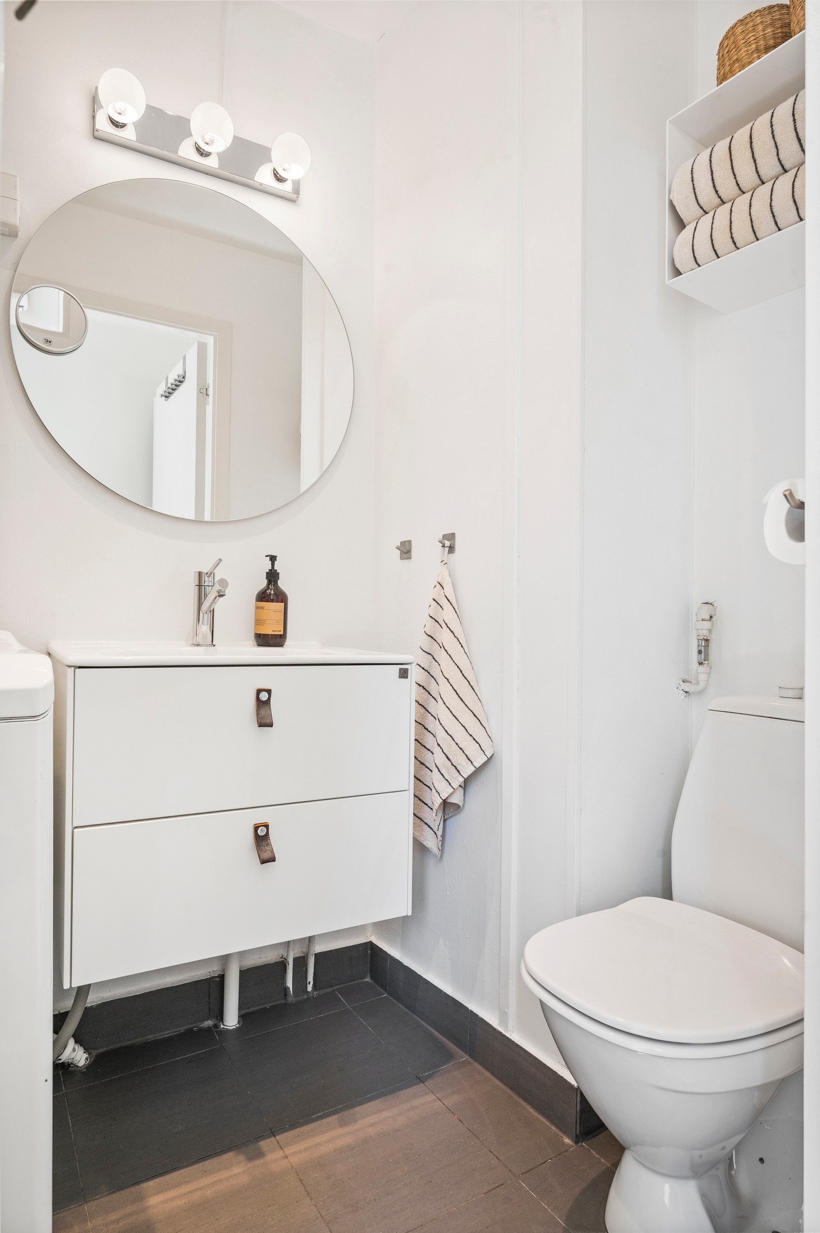 Varmekabler i gulv, downlights i himling og opplegg for smal vaskemaskin. Galleribilde