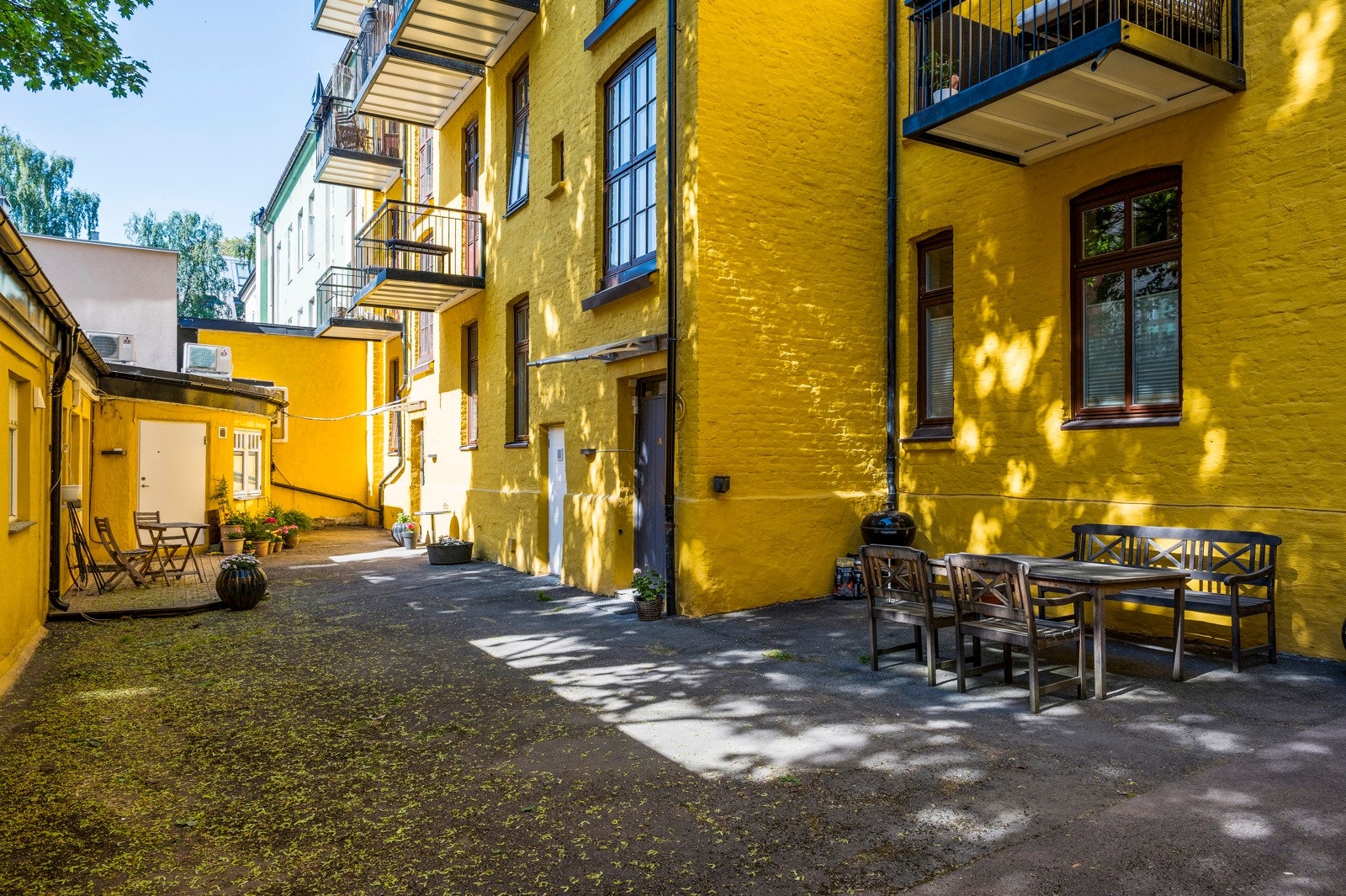 Hyggelig opparbeidet gårdsrom med sittegrupper. Galleribilde