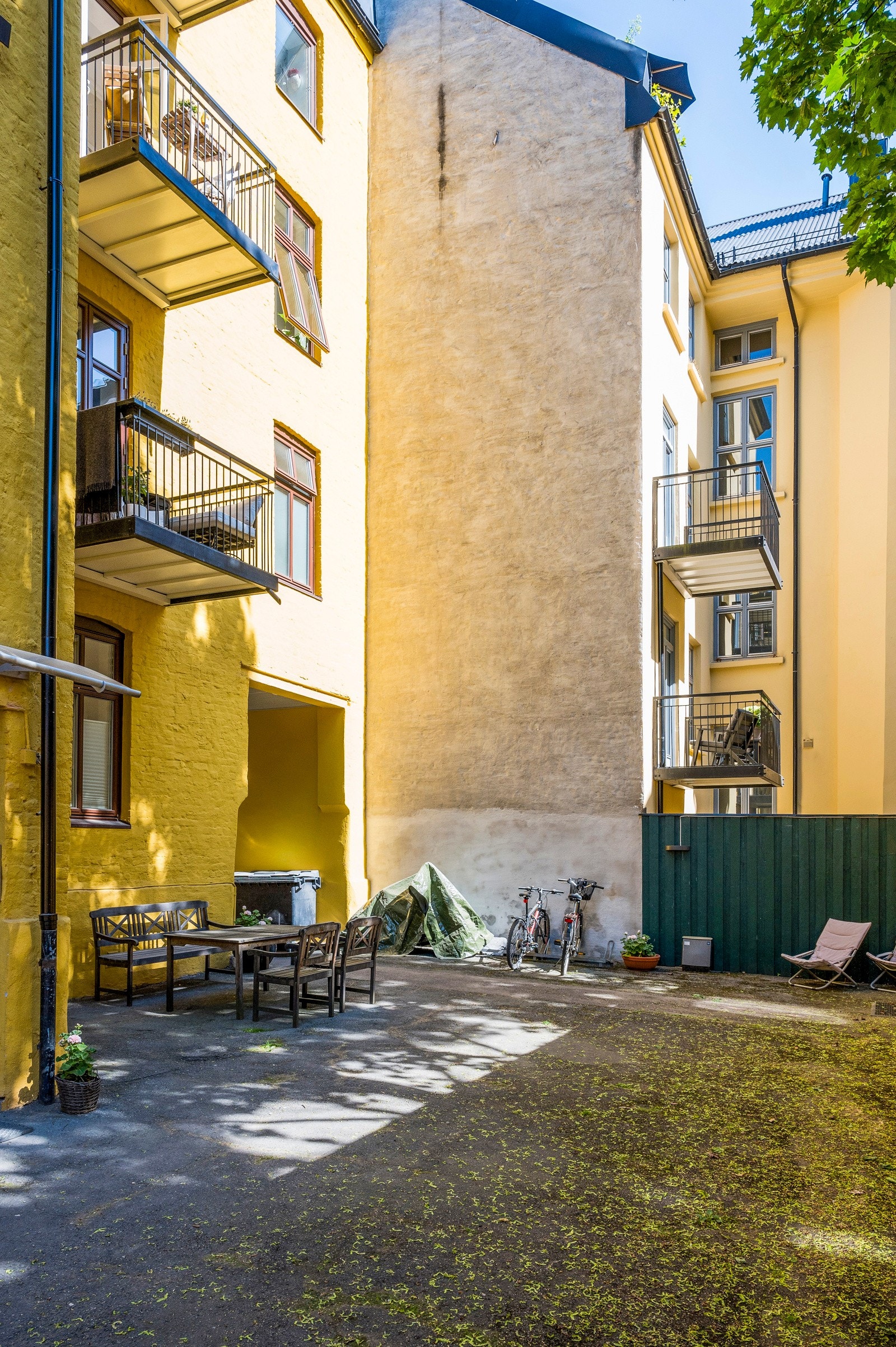 Felles sykkelparkering i lukket bakgård. Galleribilde