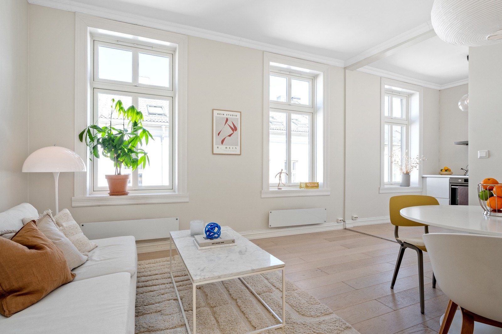 Romslig stue med en rekke store vindusflater med dype karmer. Galleribilde