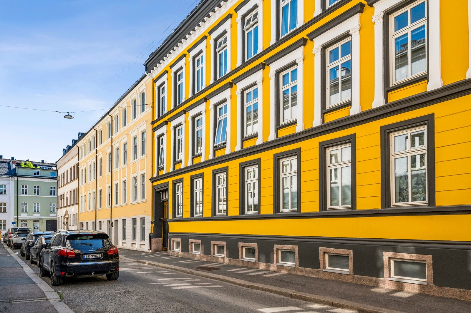 Leiligheten ligger fint til i en rolig, enveiskjørt gate sentralt på Majorstuen. Galleribilde