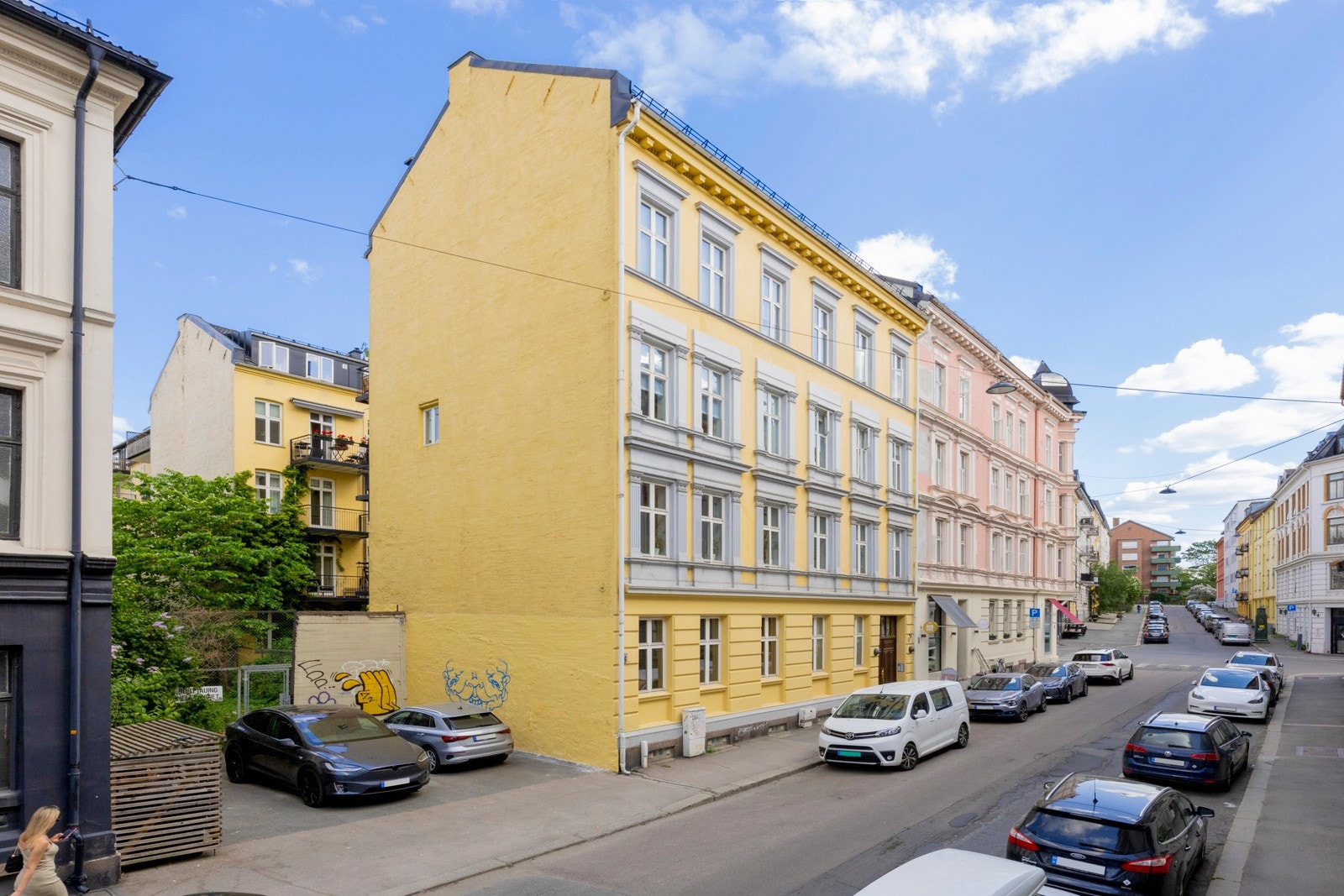 Fasade, indre går ser man i bakkant og den ligger idylisk og rolig til Galleribilde