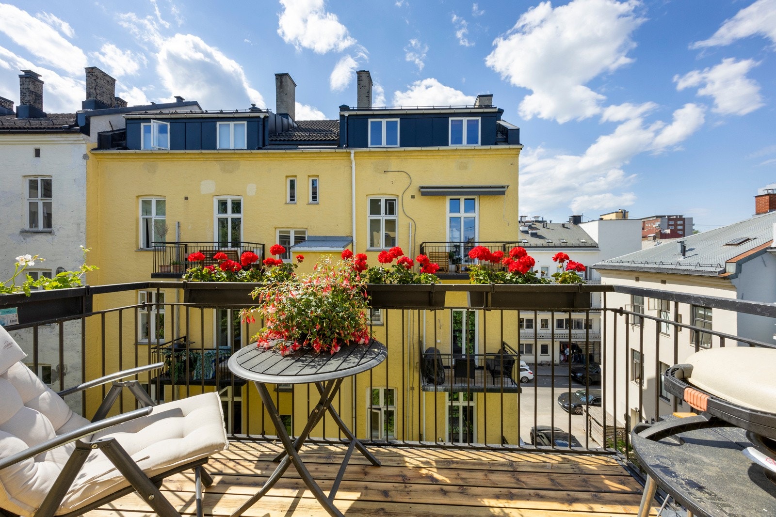 Solrik og luftig balkong Galleribilde