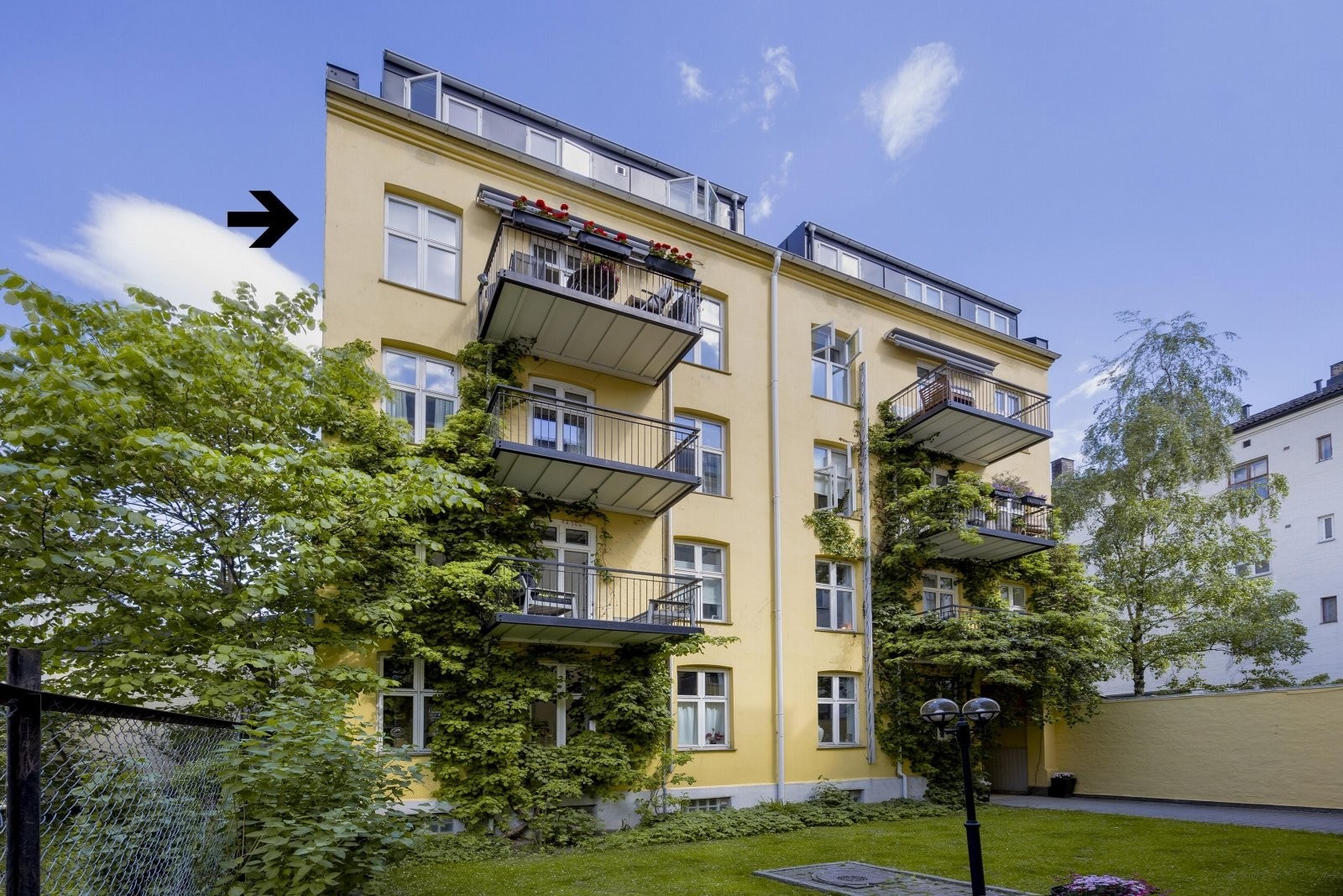 Velkommen til Ole Vigs gate 9B, leiligheten ligger med øverste balkong i bygget. Galleribilde