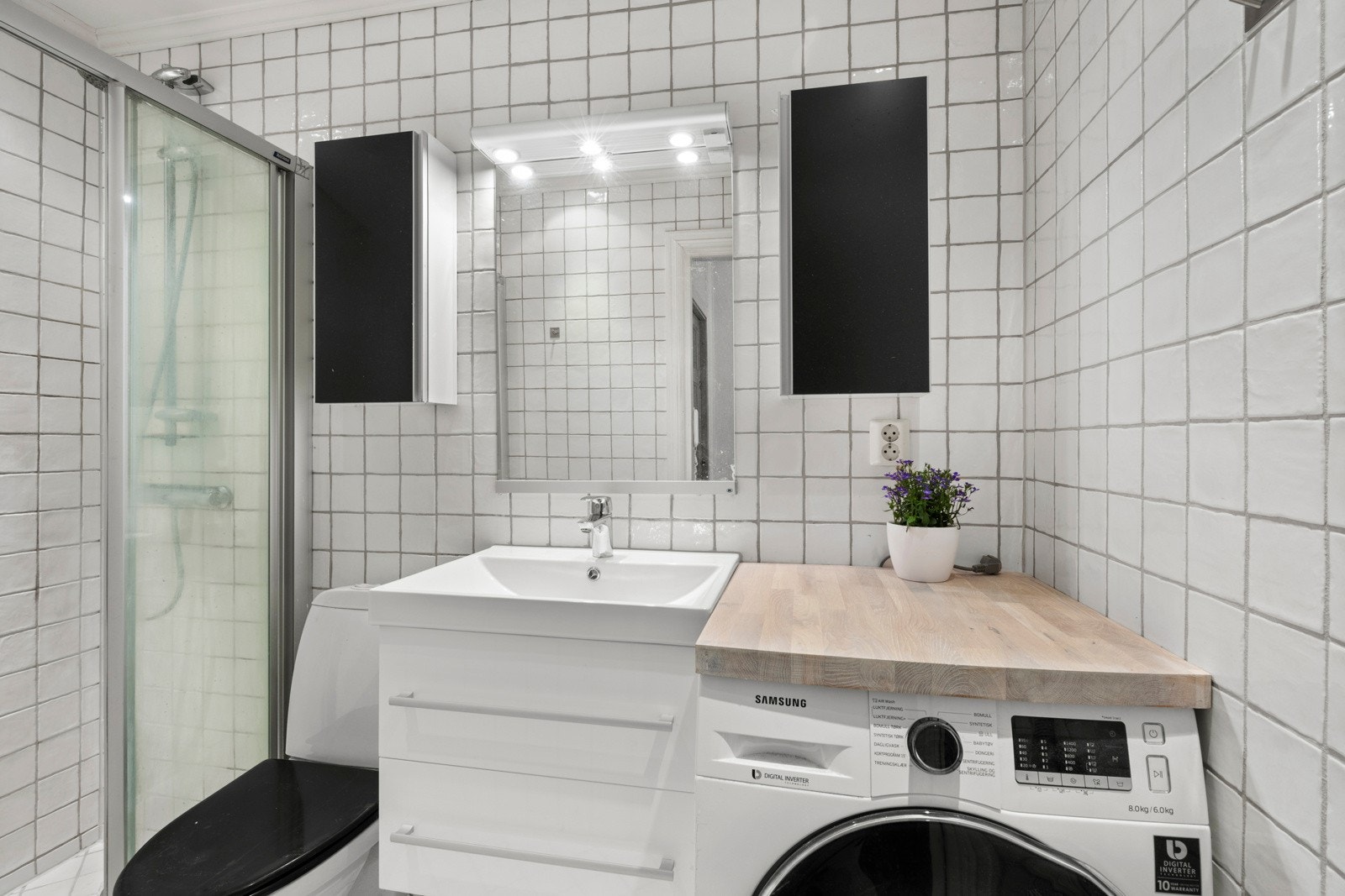 Badet er rent og delikat med hvit innredning med og flotte fliser i fin kombinasjon. Galleribilde