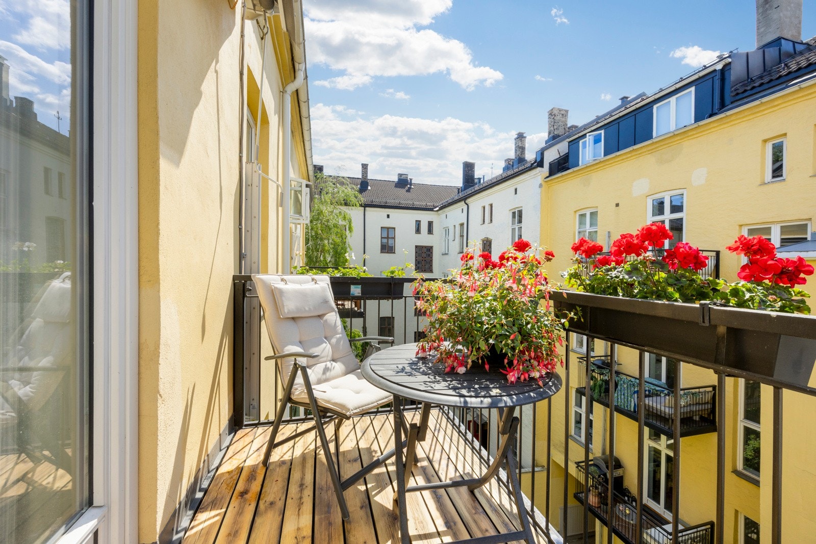 Luftig og solrik balkong med blomsterkasser og hygglig utsikt Galleribilde