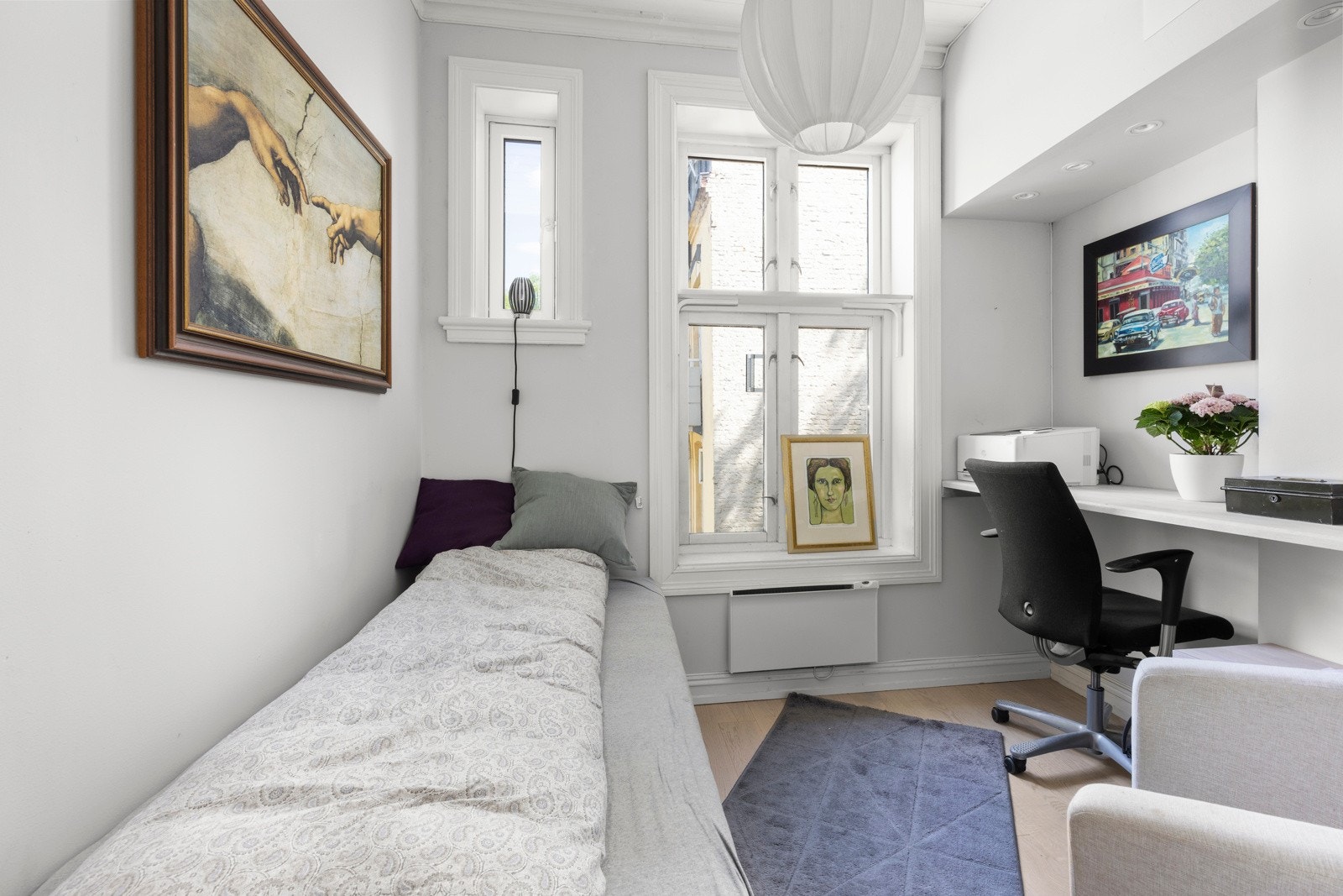 Soverom med plass til dobbeltseng og eller enkeltseng og kontorplass Galleribilde
