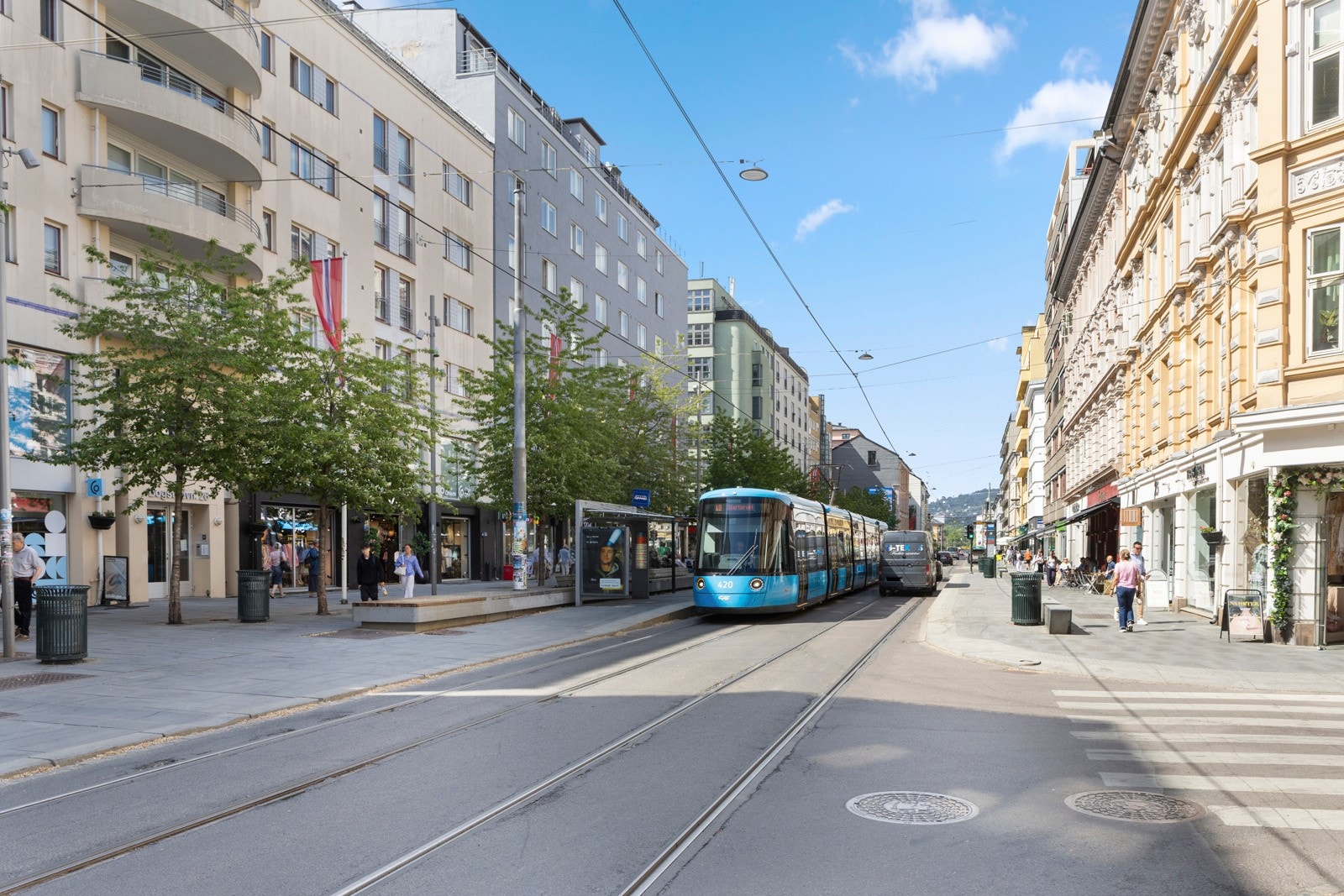 Trikk og handlegaten Bogstadveien ligger 2 minutter unna. Galleribilde
