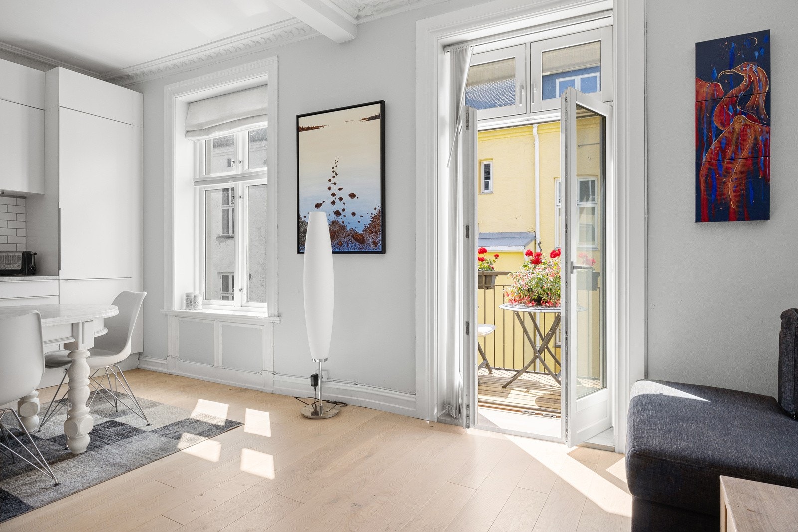 Store vinduer som gir rikelig med dagslys. Galleribilde