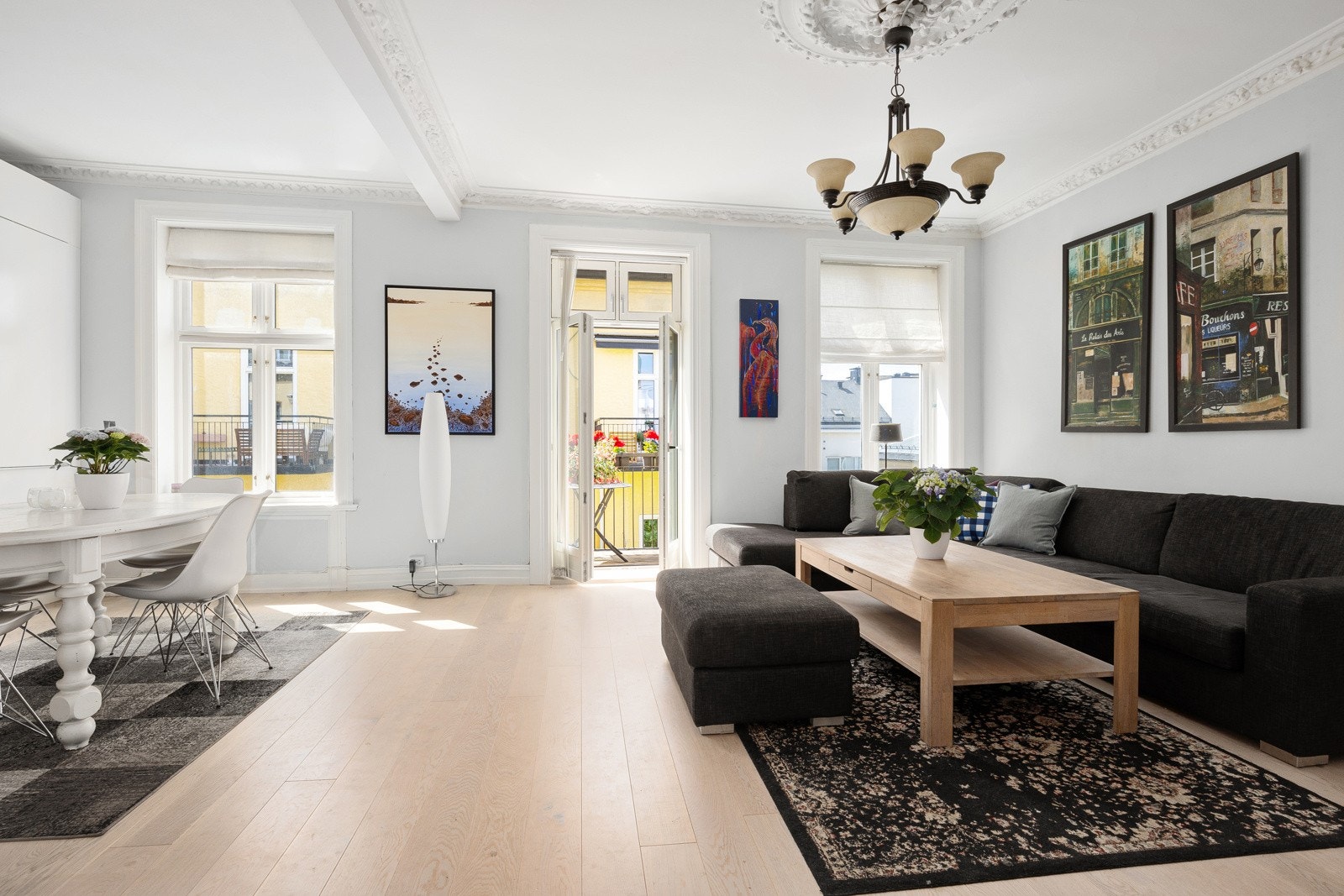 Svært lys og trivelig stue med flotte klassiske detaler Galleribilde