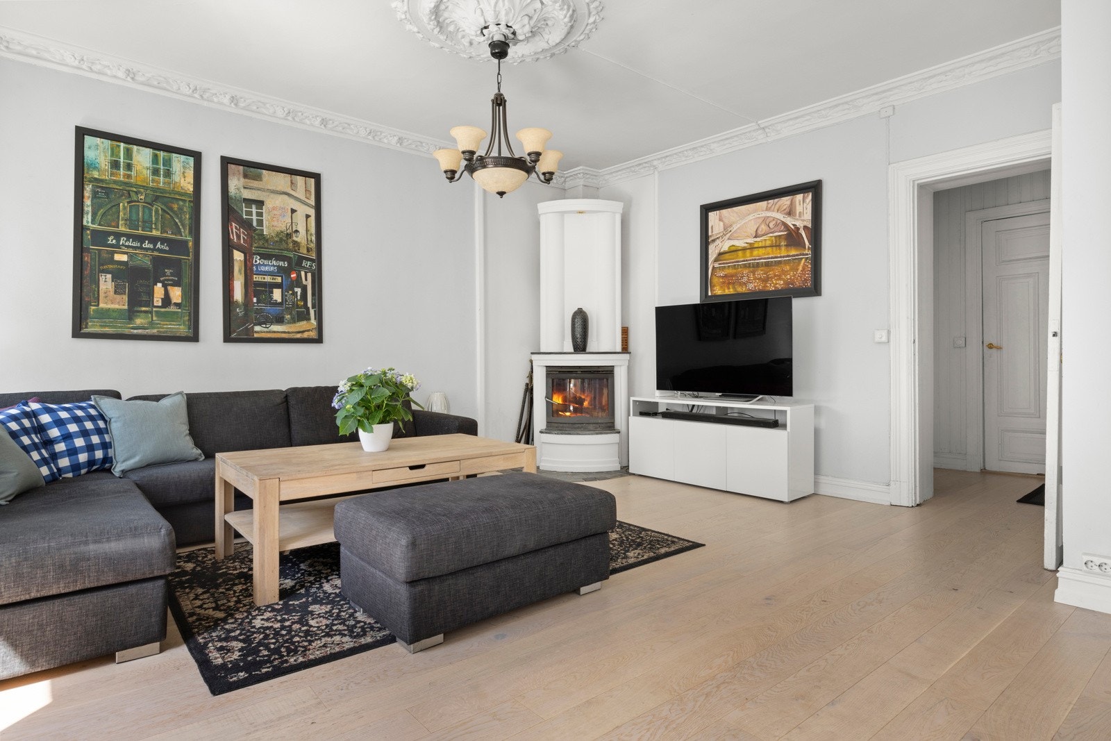 Stuen har god plass til sofagruppe, bra med veggplass og tv-benk Galleribilde