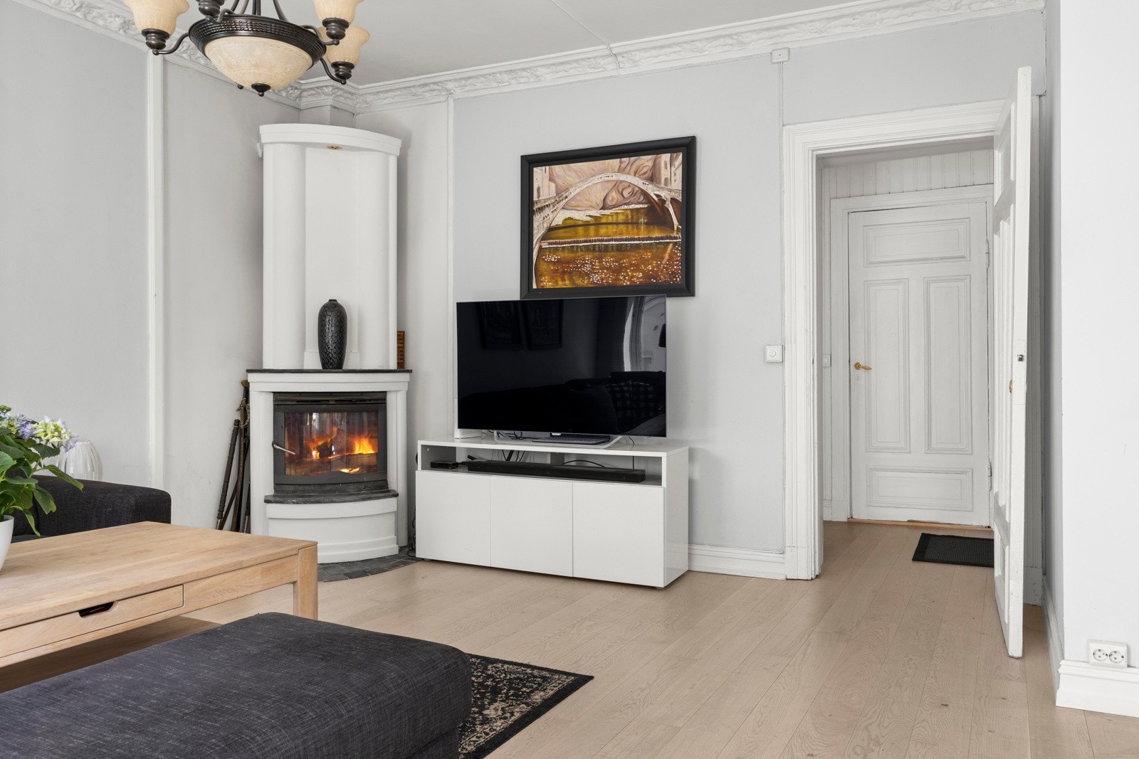 Lys og trivelig stue med kvaliteter som god takhøyde, rosett og stukkatur Galleribilde