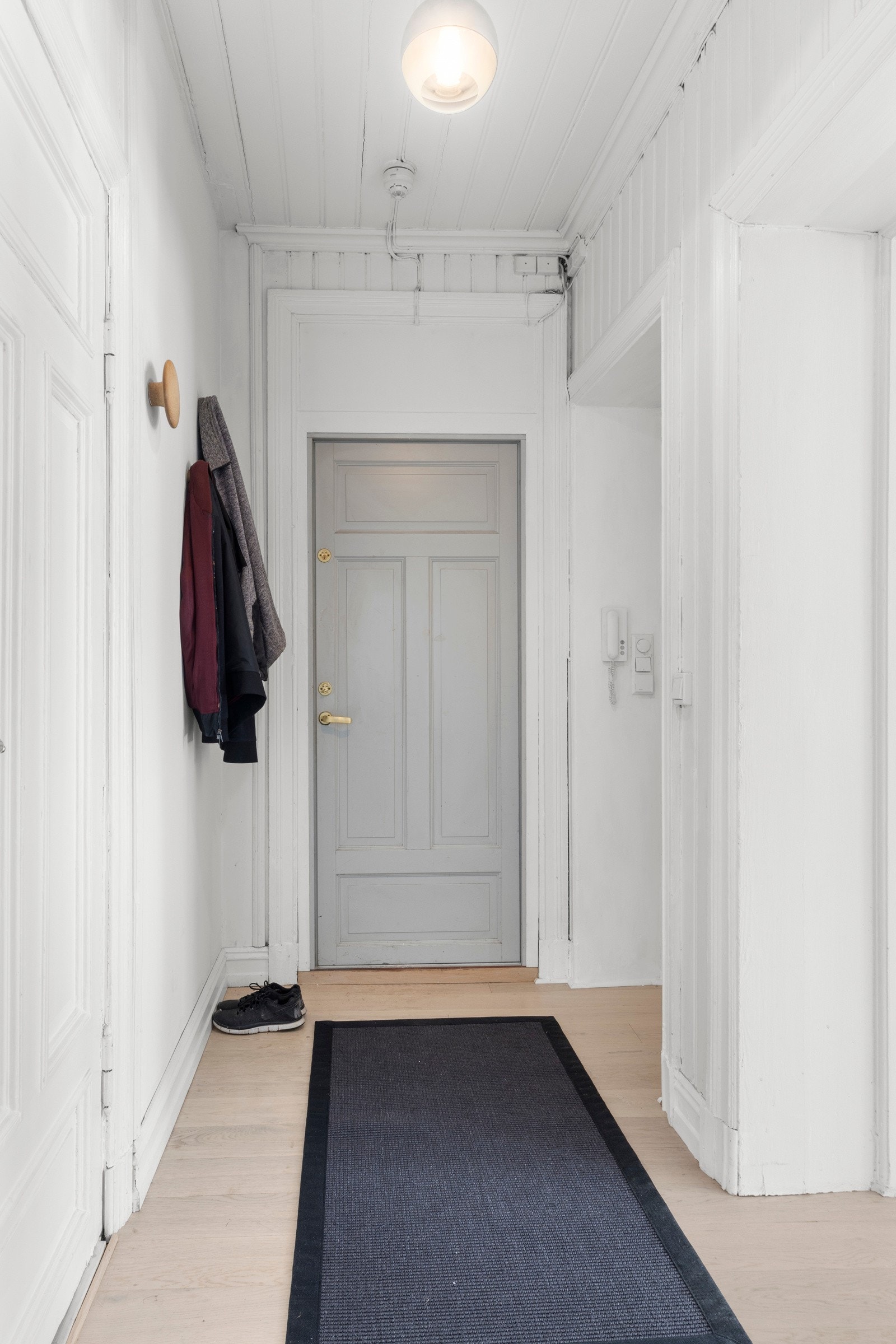Hyggelig entré med vegger med malt trepanel Galleribilde