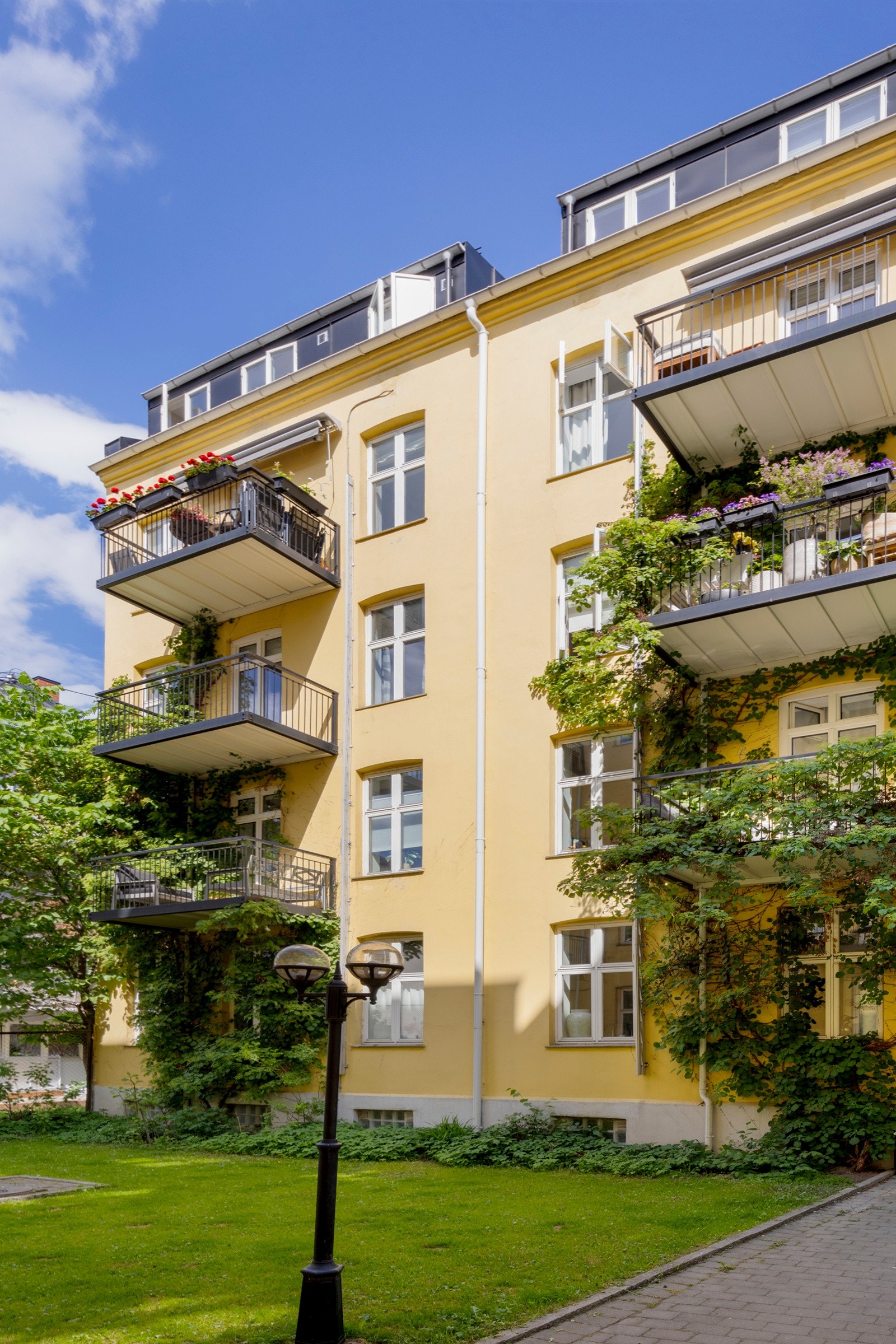 Velholdt hage mellom gårdene Galleribilde