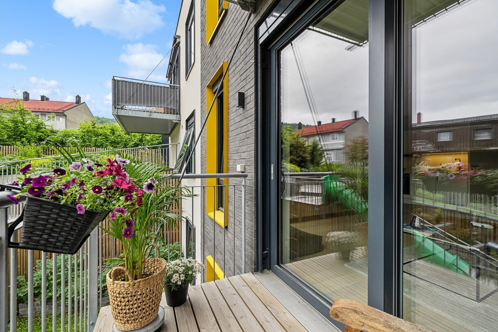 Opparbeidet fellesområde i Atrium med beplantning og lek. Galleribilde