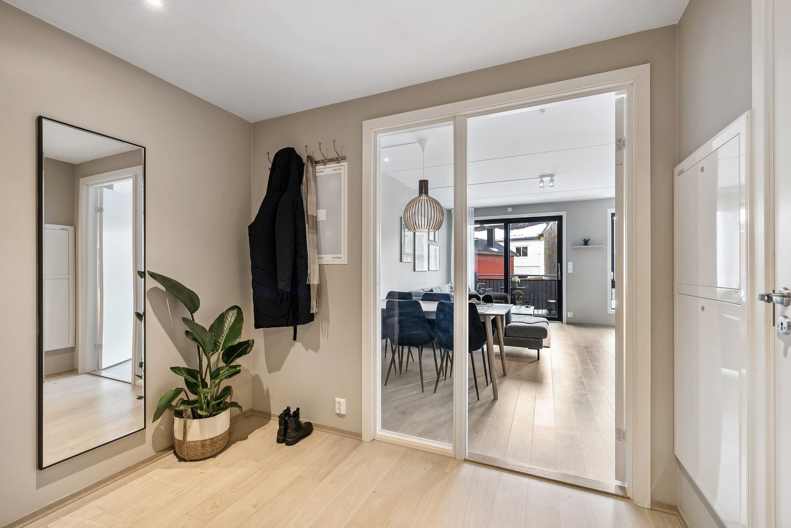 Lys og hyggelig entré med plass for mindre garderobe- og opphengsløsninger. Galleribilde
