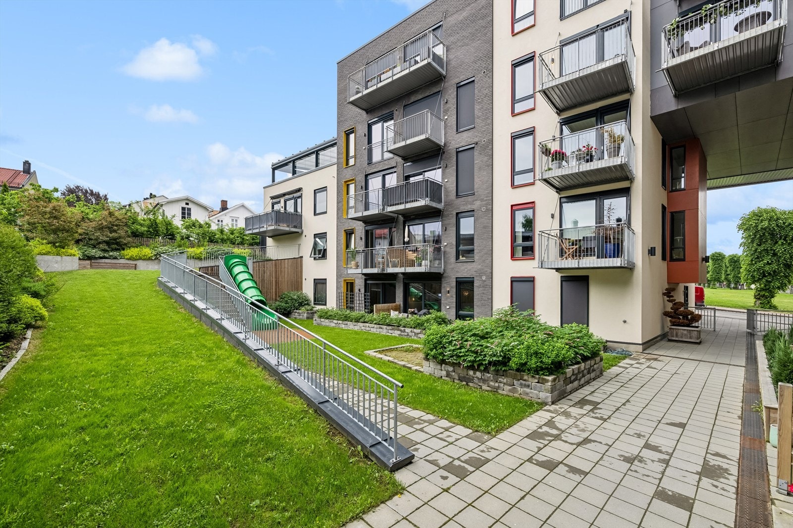 En liten spasertur unna kommer man til Bragernes Torg med både teater, kino m.m. samt elvepromenaden som er pent opparbeidet med sykkelsti/gangvei på begge sider av elven og er et hyggelig tur- og rekreasjonsområde. Galleribilde