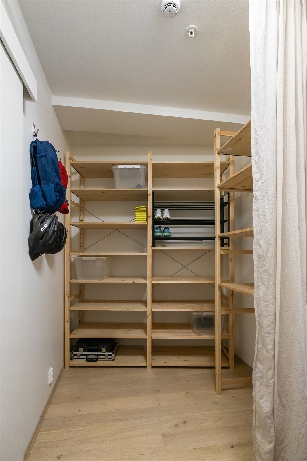 God plass for garderobe og oppbevaringsløsninger Galleribilde