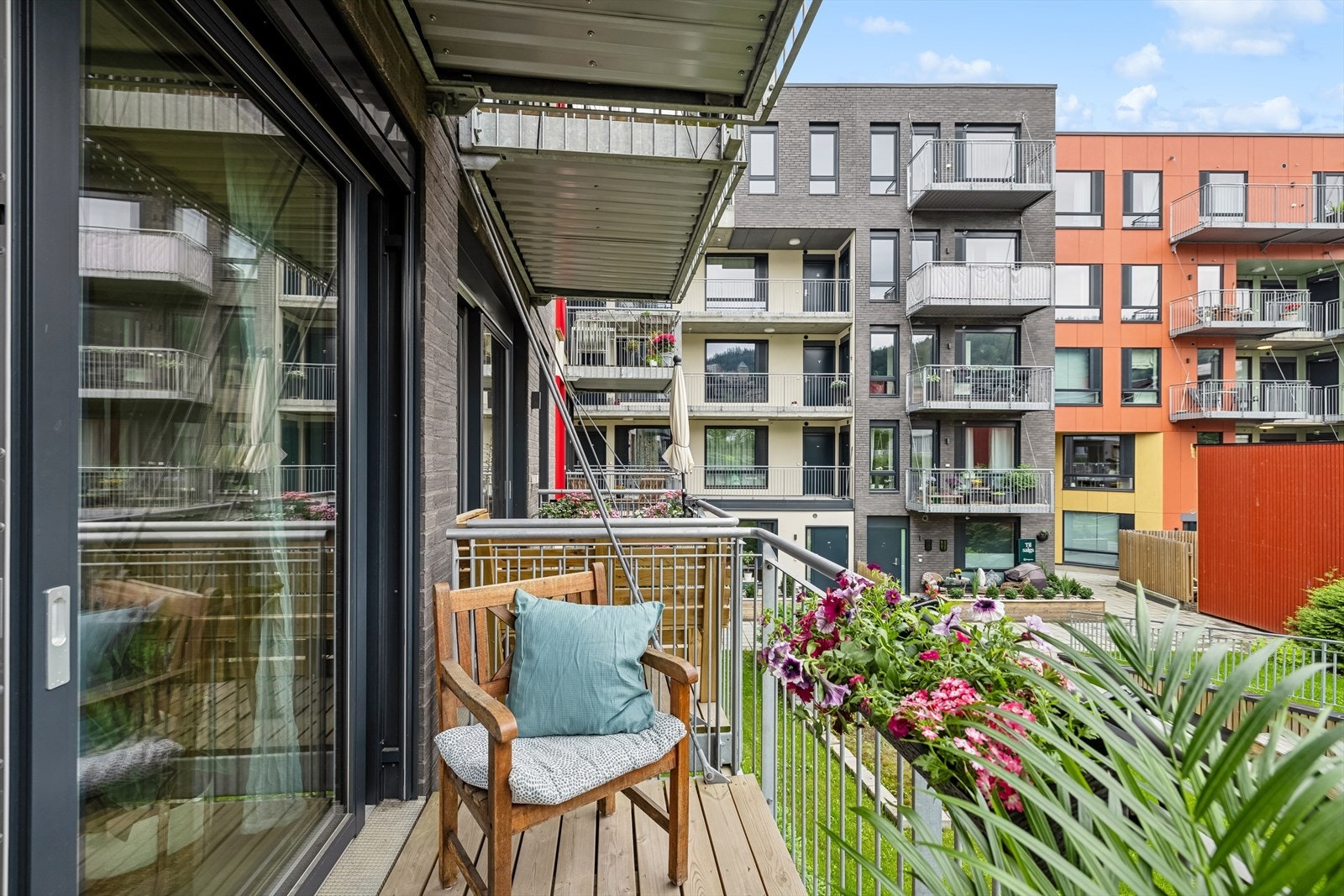 Koselig vestvendt balkong mot rolig bakgård. Galleribilde