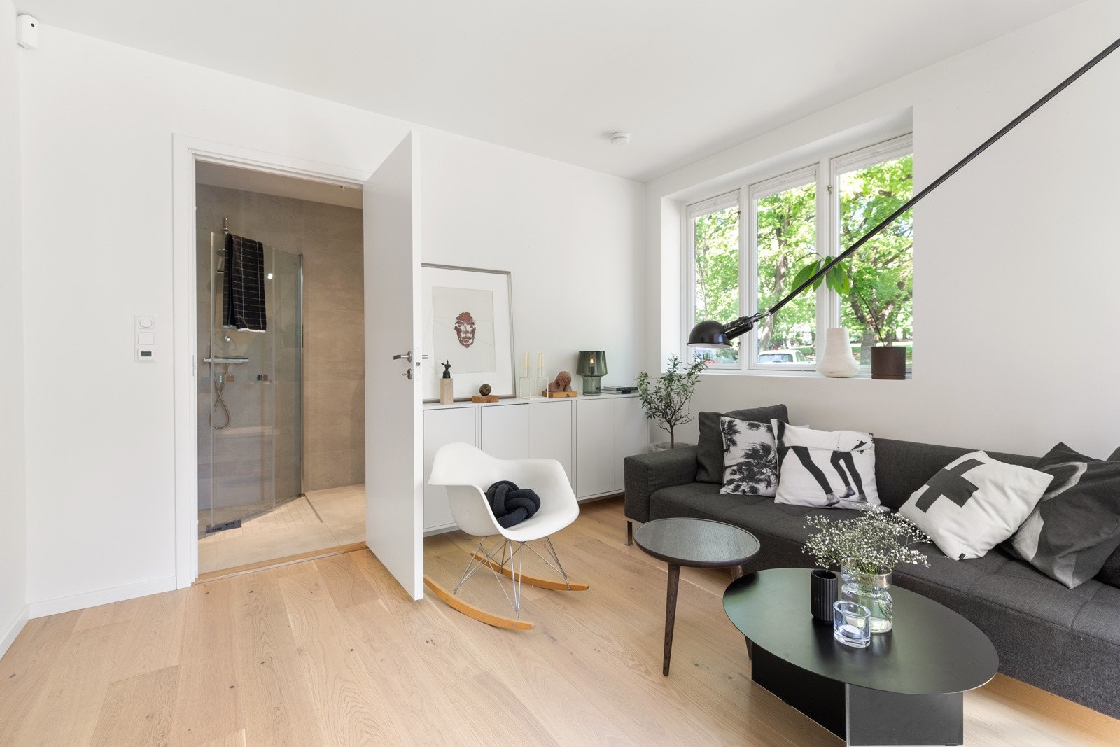 Plass til sofagruppe i stuen - Inngang til baderom Galleribilde