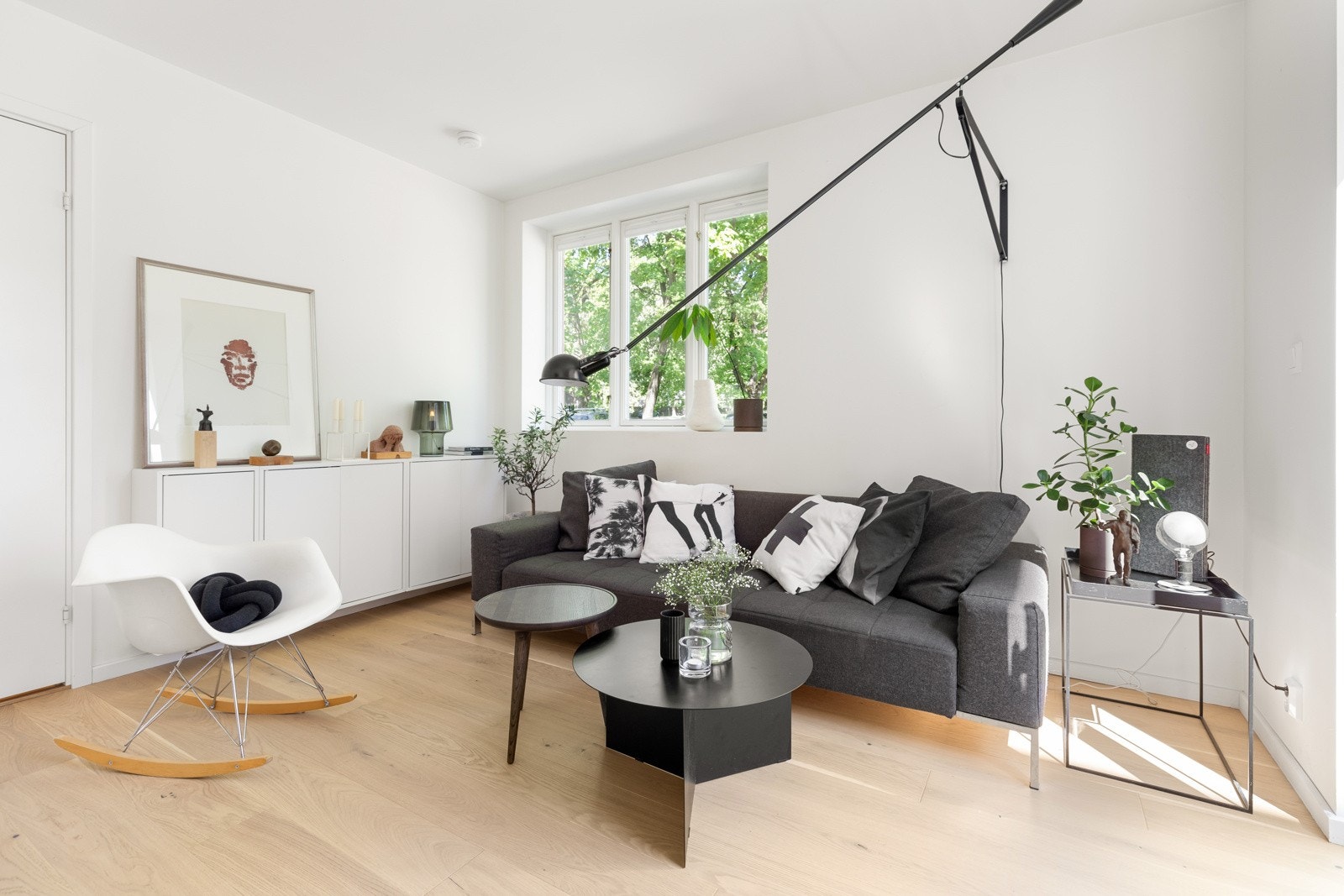 Koselig stue med store vindusflater som gir rikelig med naturlig lys Galleribilde