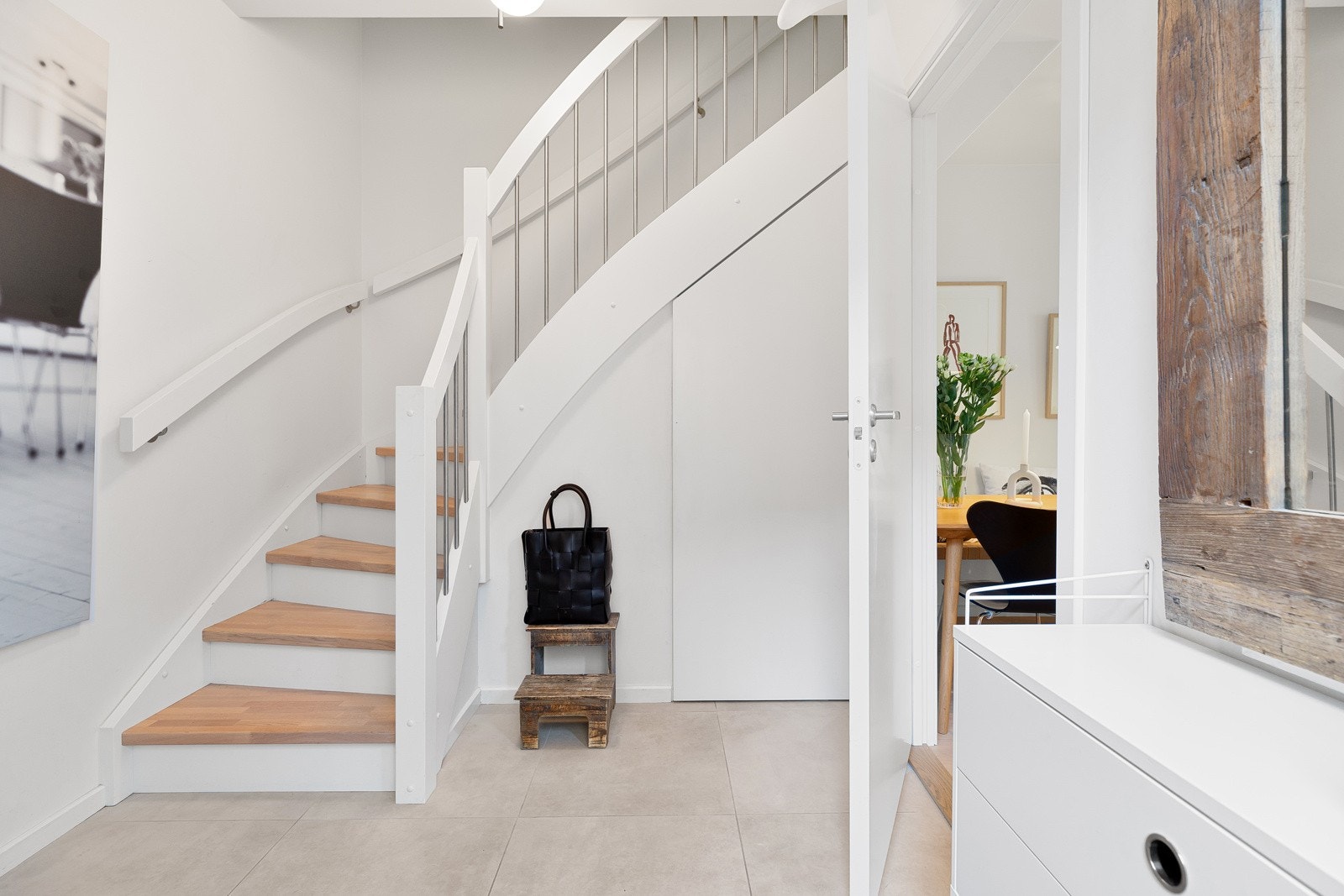 Første som møter deg er en stor og flott gang - trapp opp til boligens 2.etasje Galleribilde