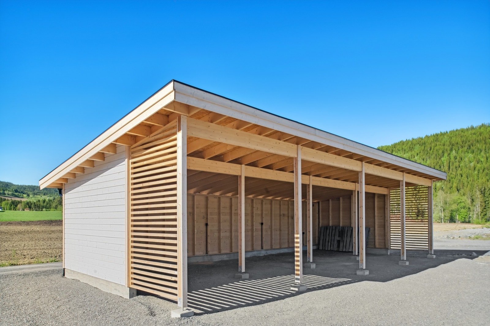 Alle leilighetene har egen parkering i carport like ved boligene. Galleribilde