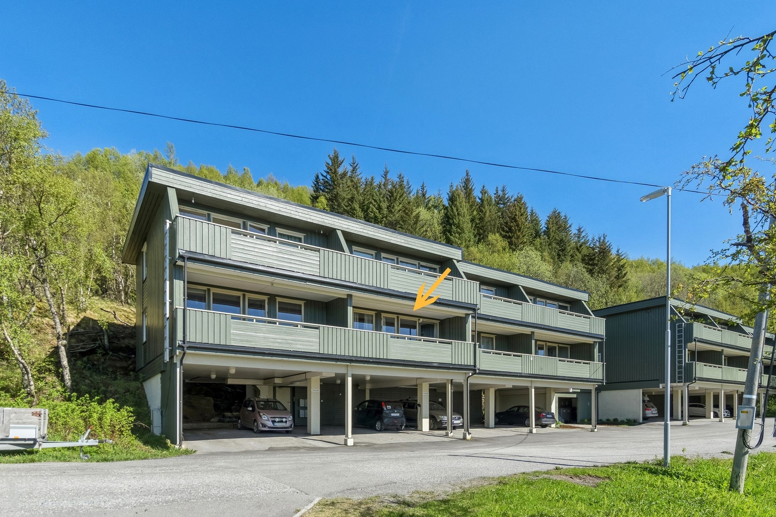 Parkering i carport. Galleribilde