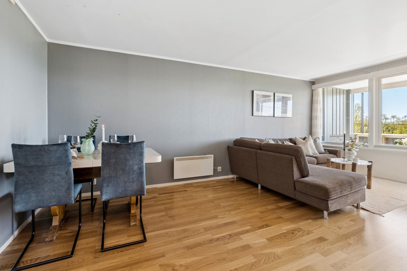 Romslig stue med plass til både sofaseksjon og spisebord. Galleribilde