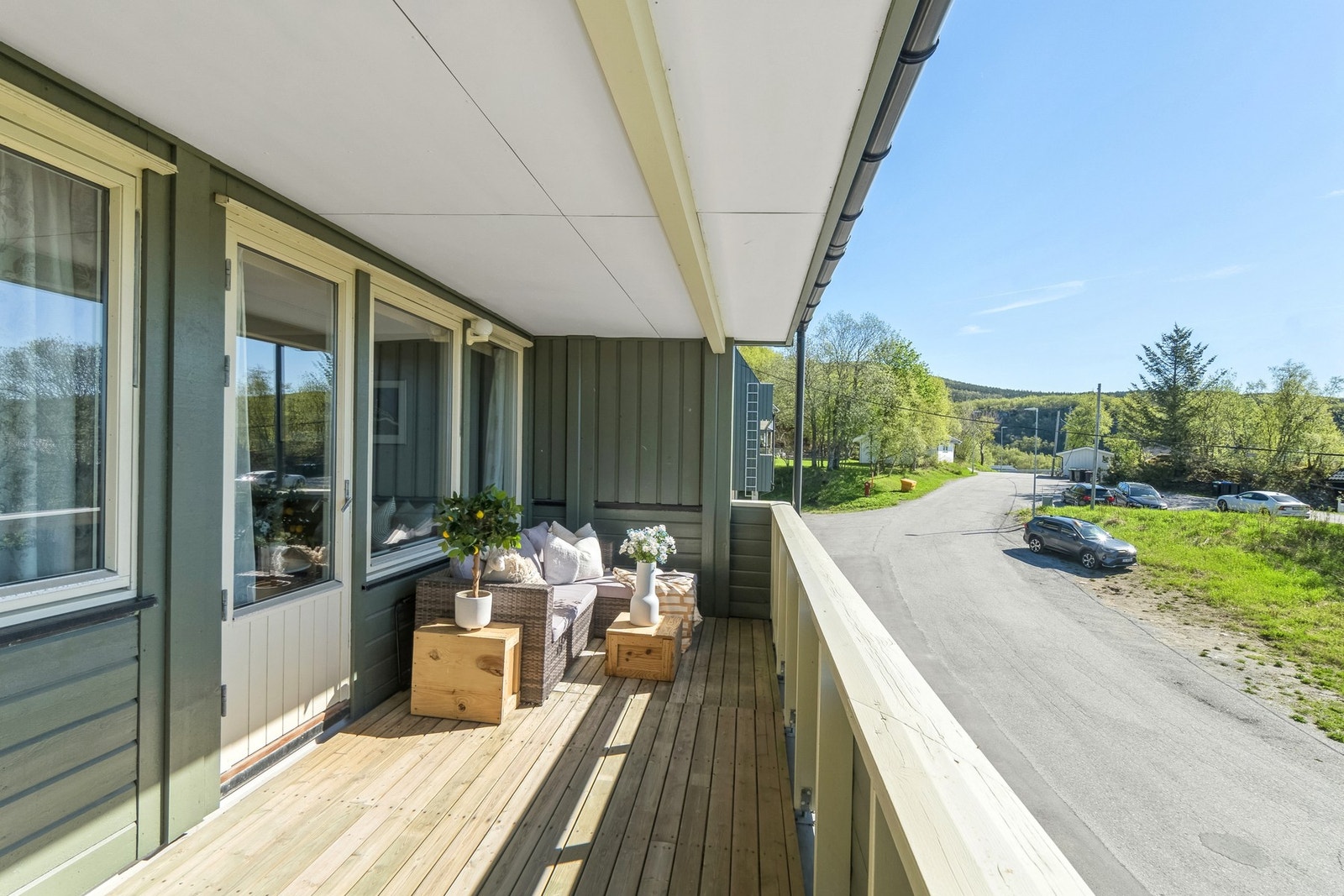 Fra stuen er det utgang til romslig, takoverbygd balkong. Galleribilde