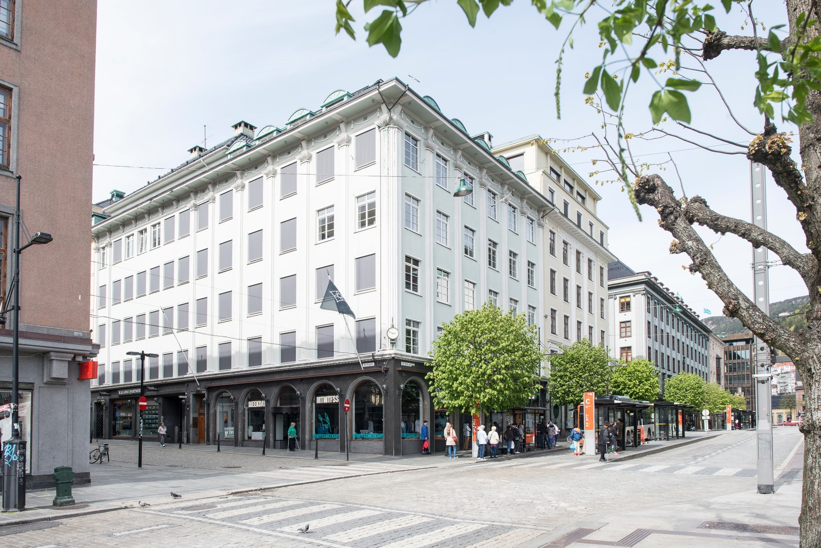 Gågate og bybanestopp rett utenfor Galleribilde