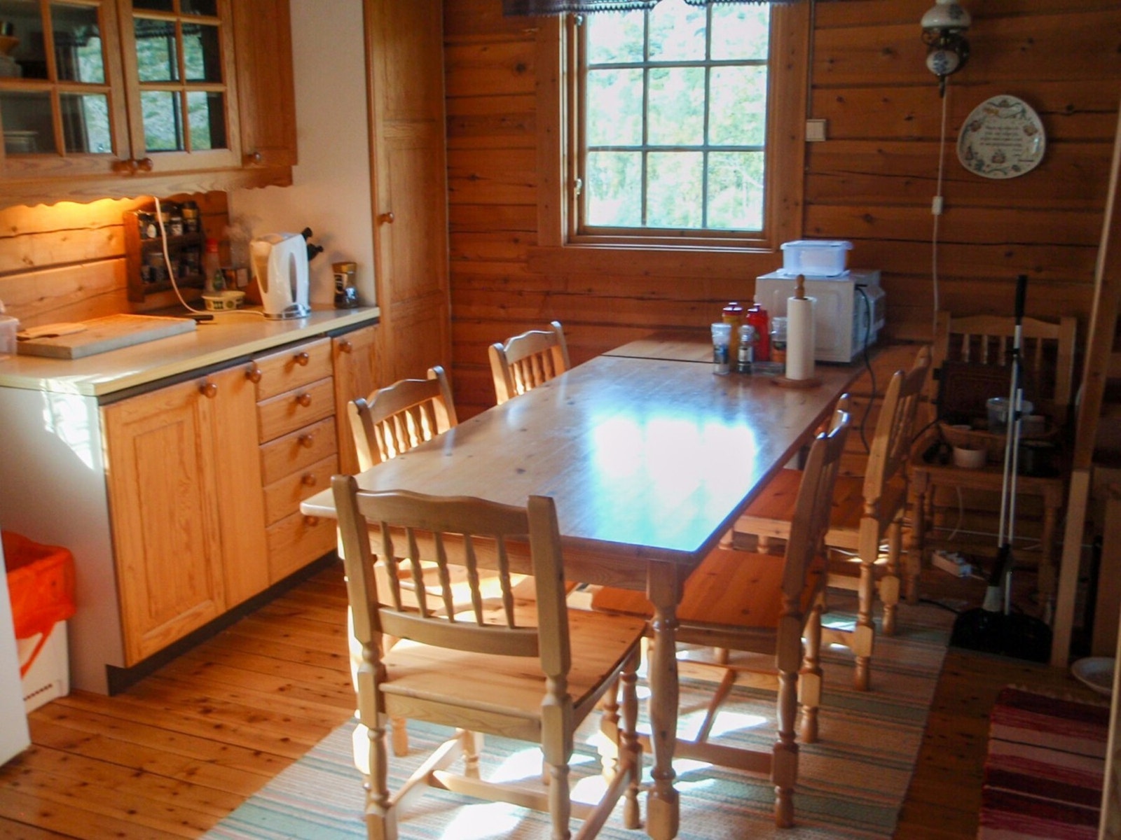 Her er det også plass til et stort spisebord med plass til flere. Galleribilde