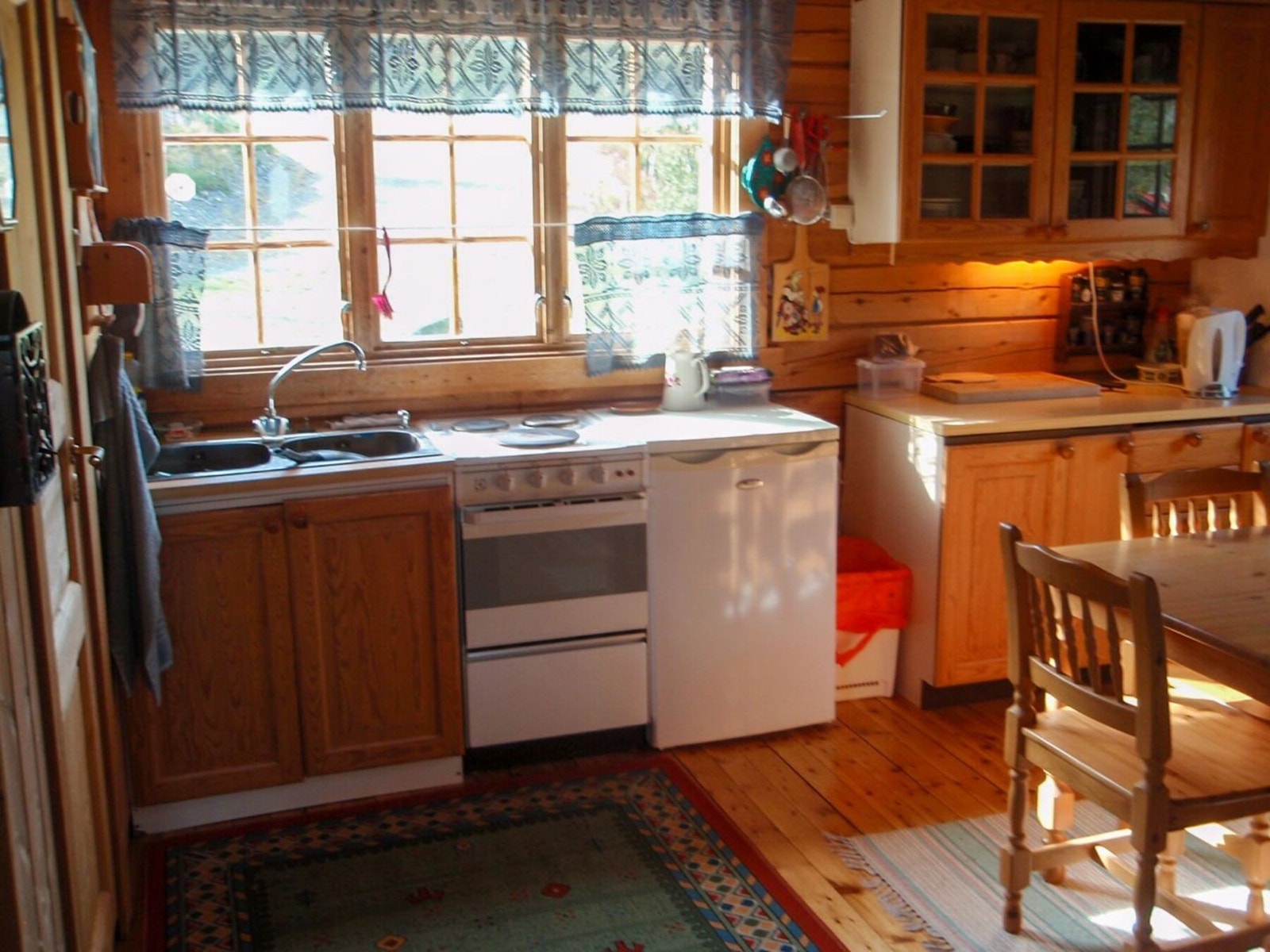 Kjøkkenet er nærliggende stuen og inneholder "alt" man trenger på hytta. Galleribilde