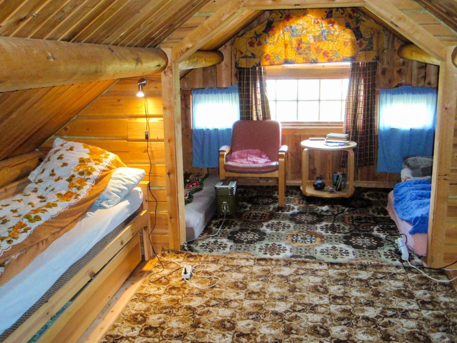 På hemsen er det flere soveplasser. Her er det 2 doble sovesofaer og 2 doble flatsenger. Galleribilde